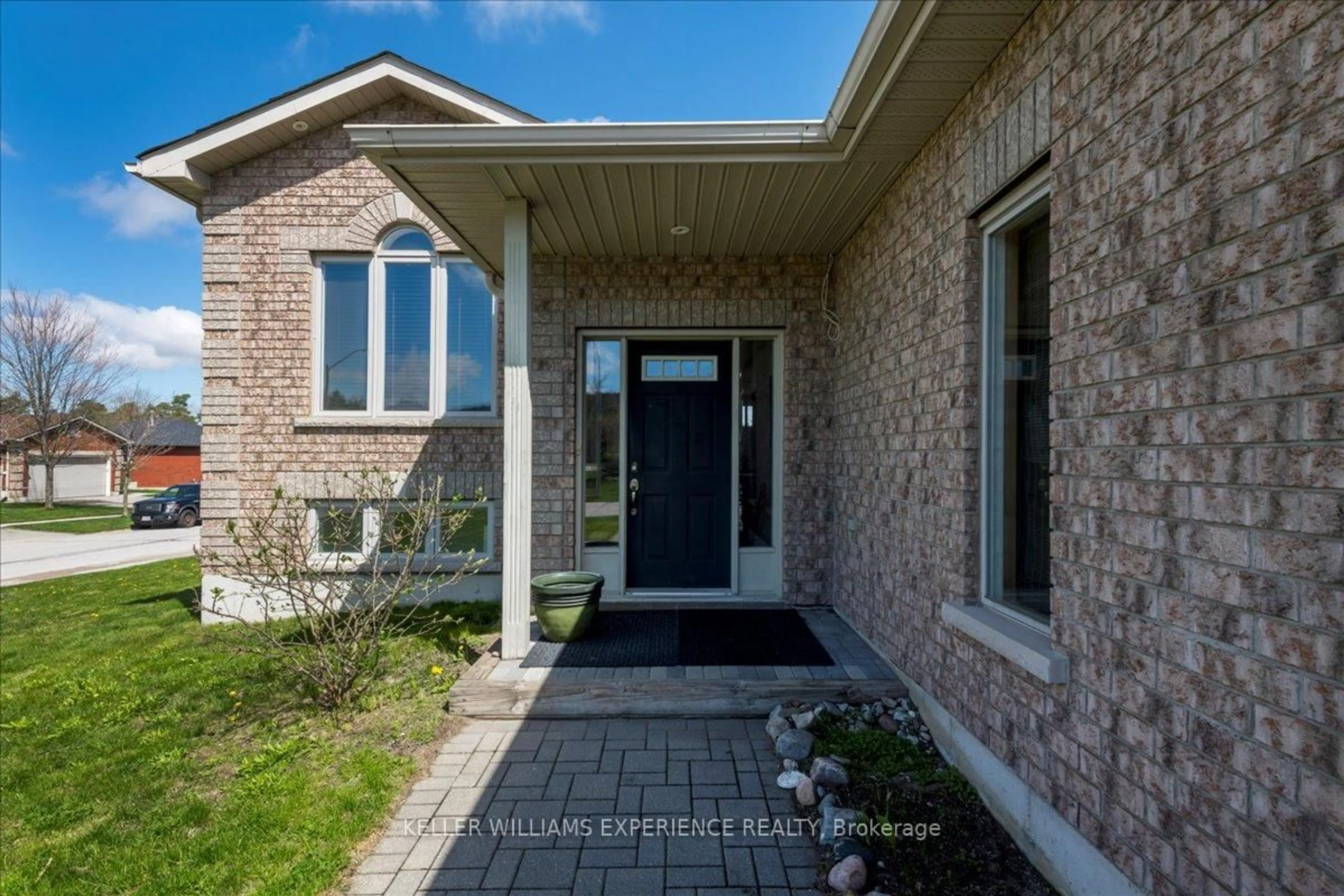 Home with brick exterior material, street for 33 Primrose Cres, Barrie Ontario L4N 3Y9