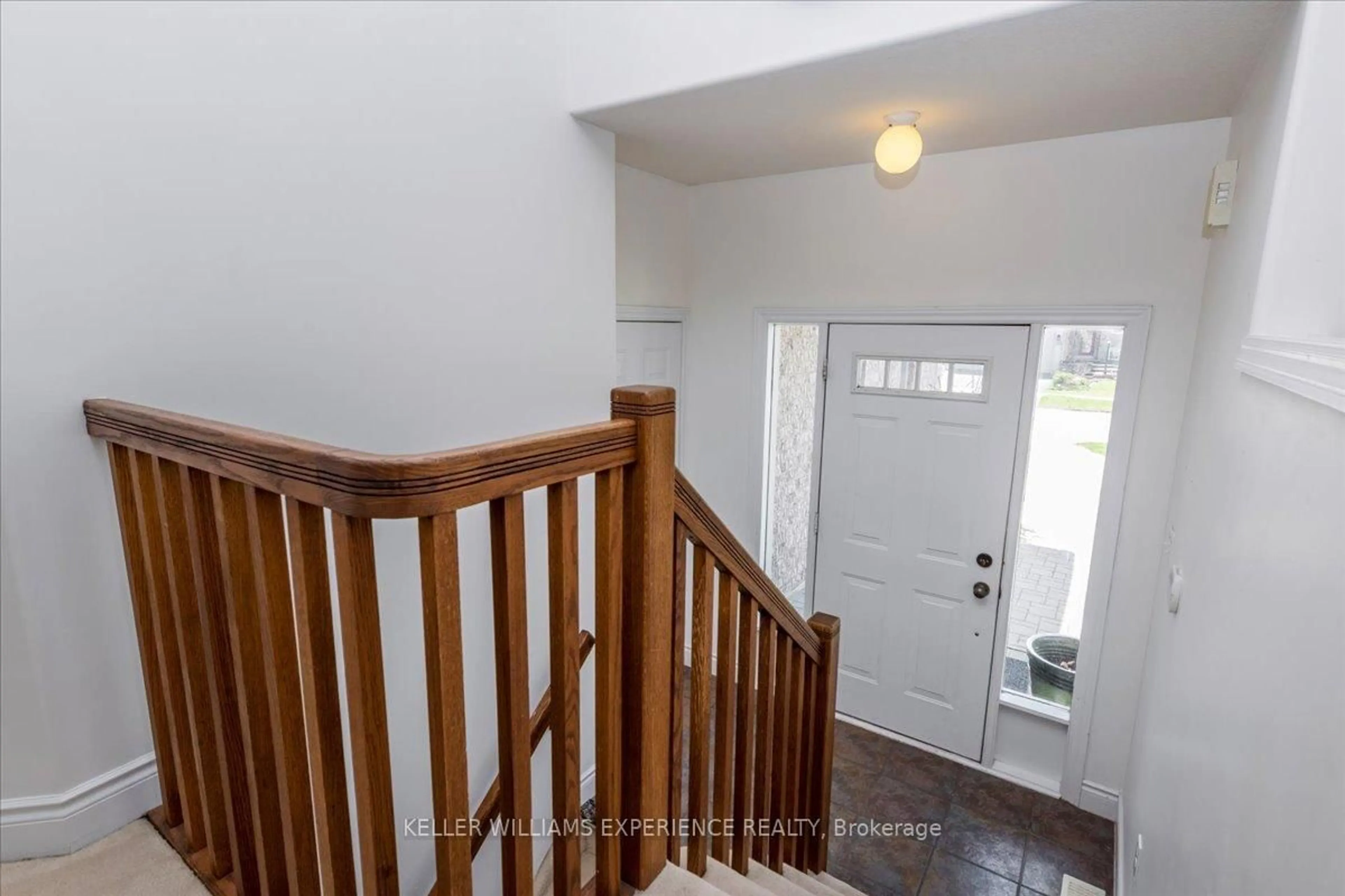 Indoor entryway for 33 Primrose Cres, Barrie Ontario L4N 3Y9