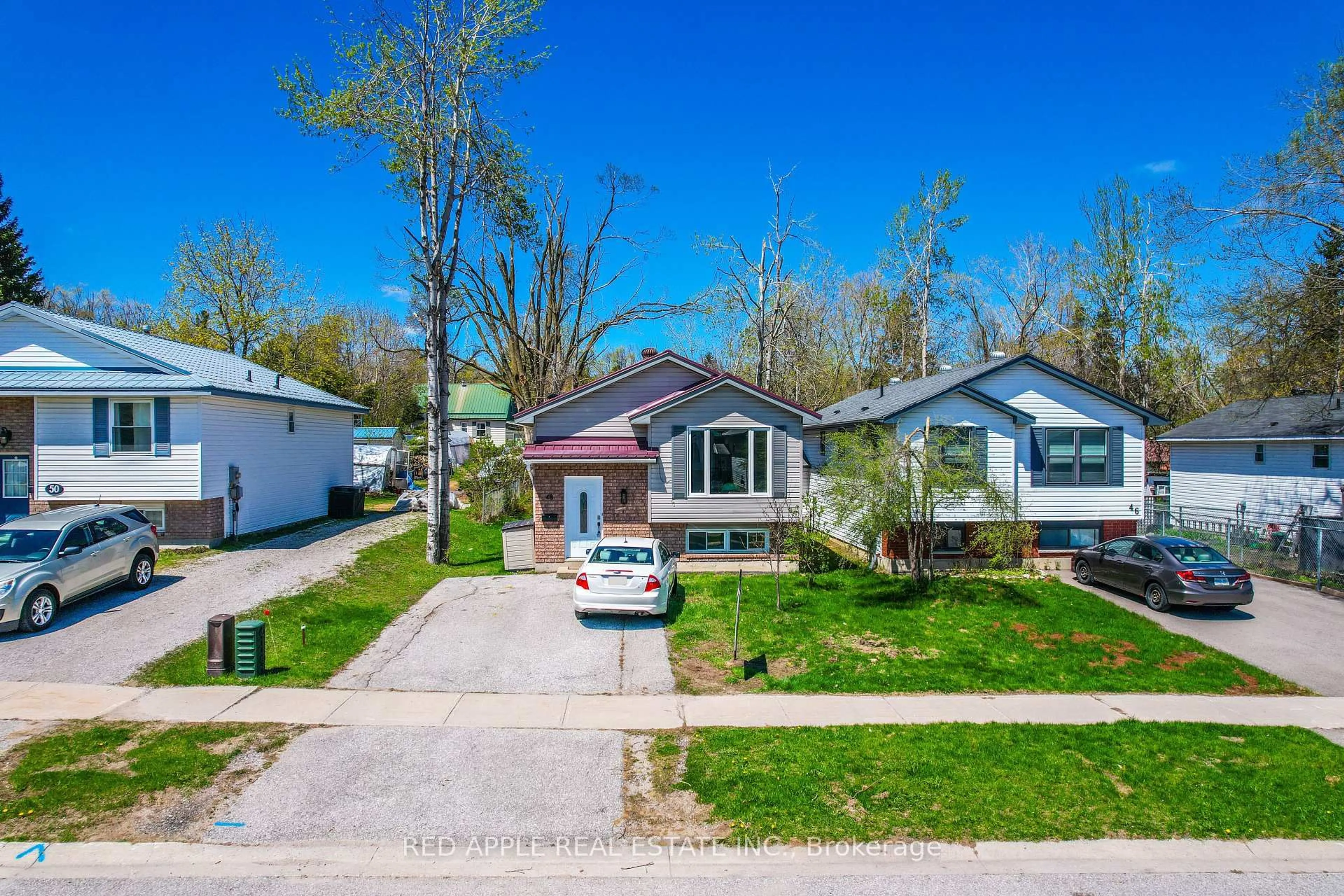 A pic from outside/outdoor area/front of a property/back of a property/a pic from drone, street for 48 Louise Lane, Orillia Ontario L3V 7W1