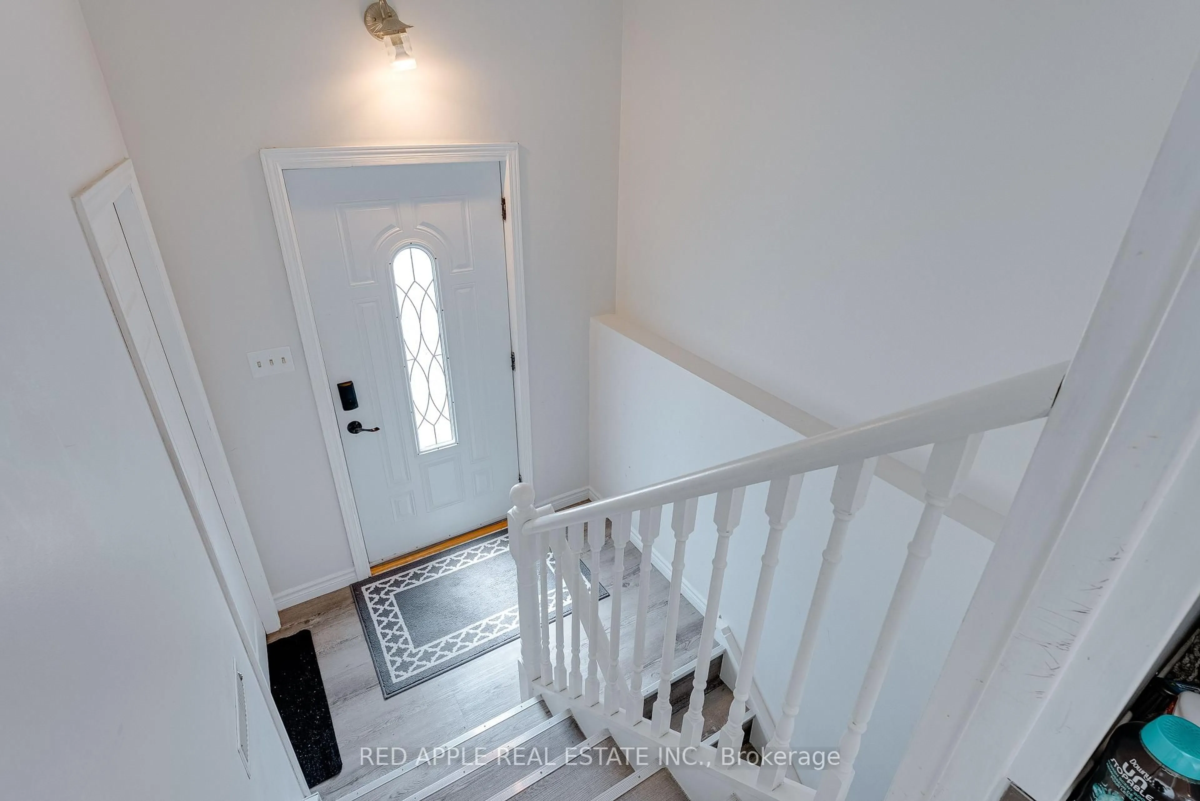 Indoor foyer for 48 Louise Lane, Orillia Ontario L3V 7W1