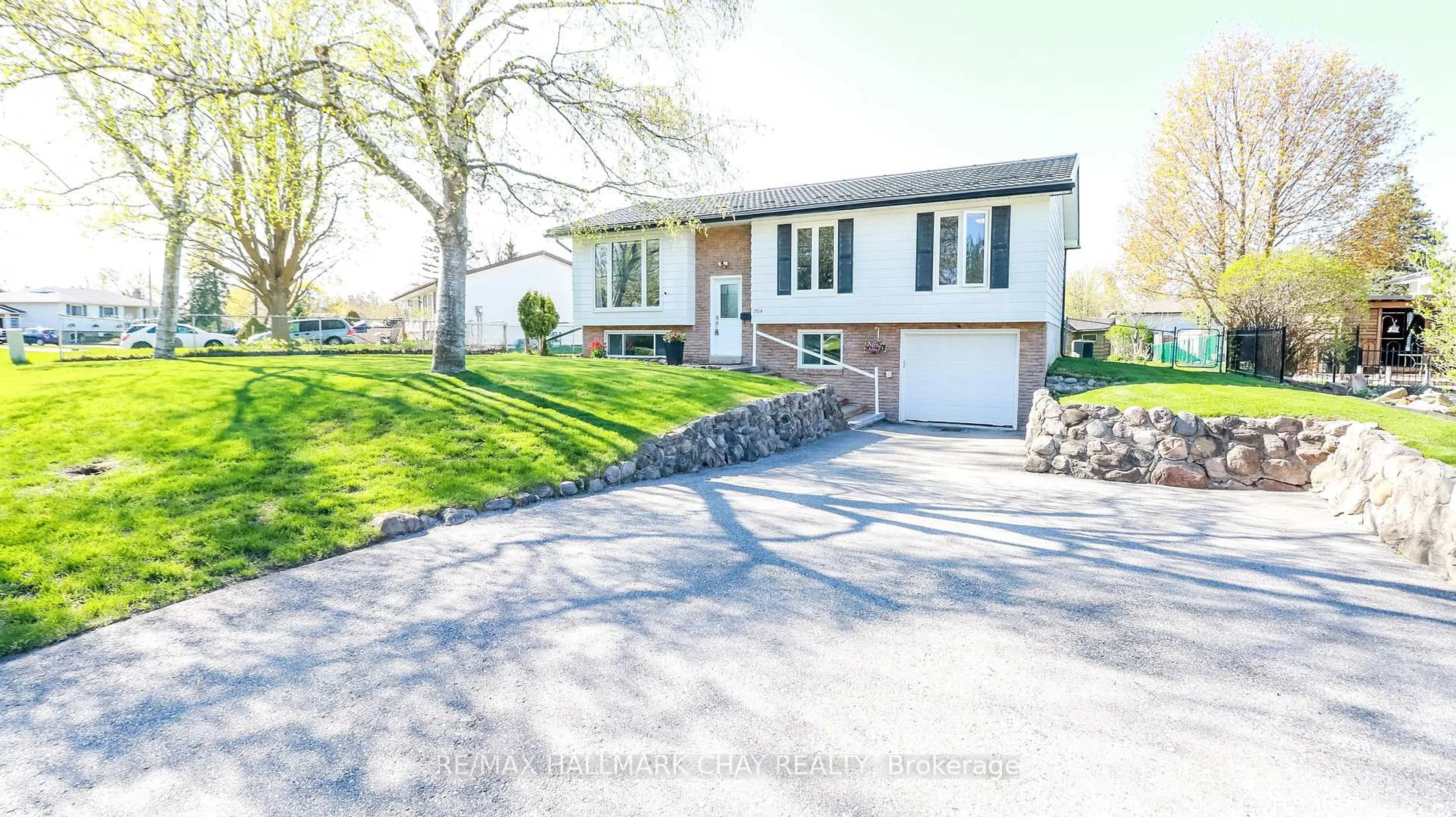 Home with vinyl exterior material, street for 204 Cherry Crt, Barrie Ontario L4N 4A4