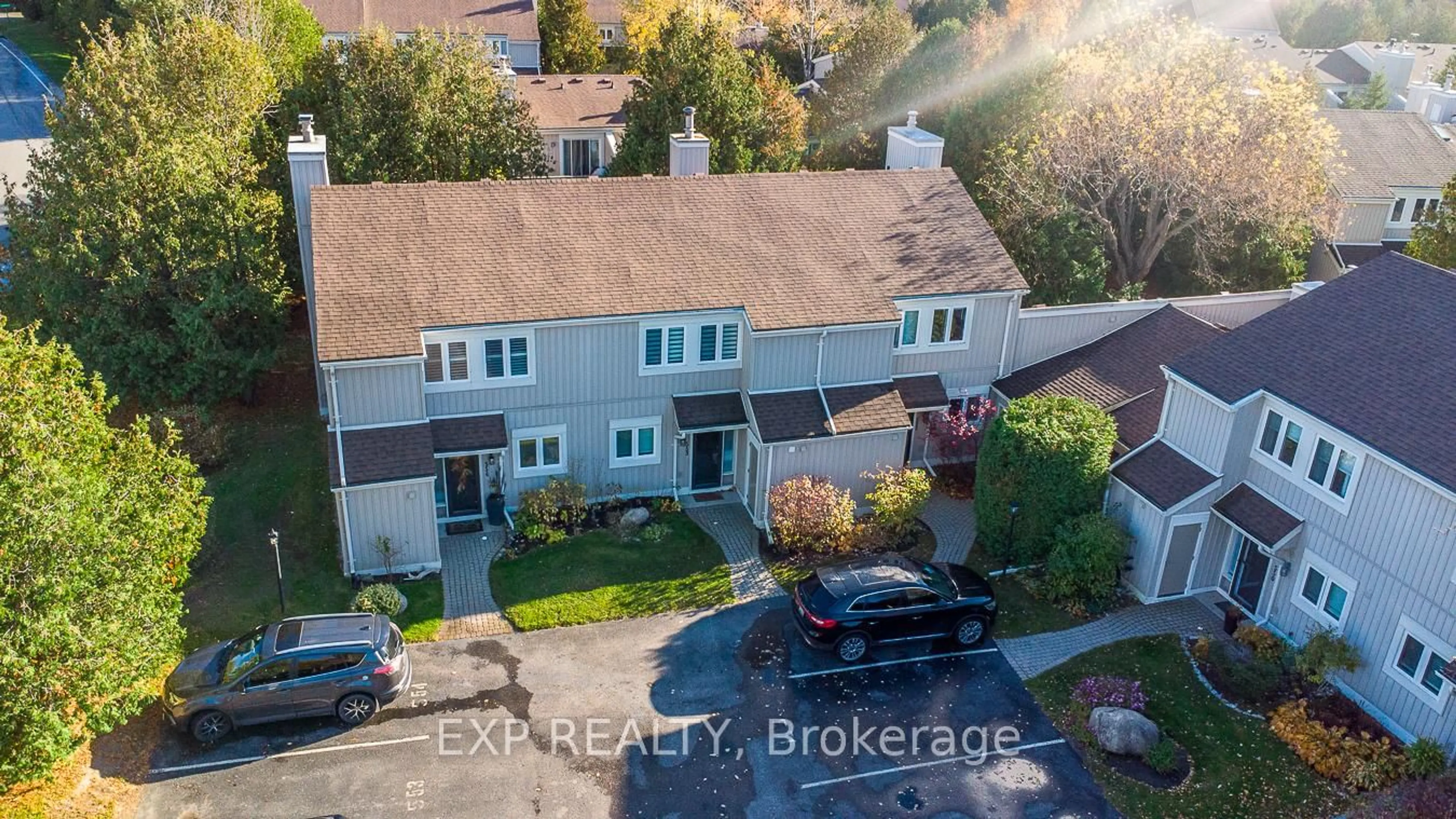 A pic from outside/outdoor area/front of a property/back of a property/a pic from drone, street for 554 Oxbow Cres, Collingwood Ontario L9Y 5B4