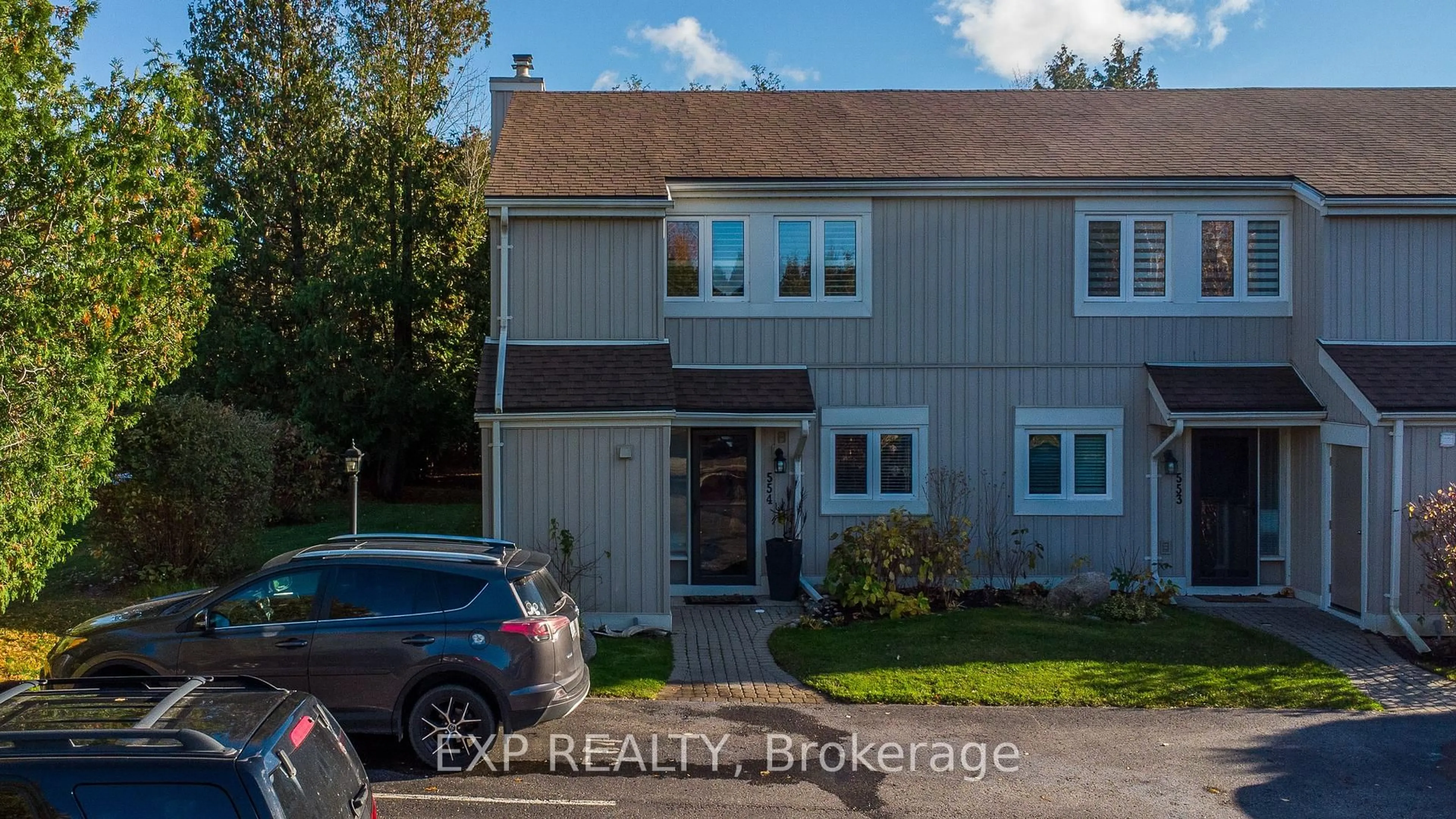 A pic from outside/outdoor area/front of a property/back of a property/a pic from drone, street for 554 Oxbow Cres, Collingwood Ontario L9Y 5B4