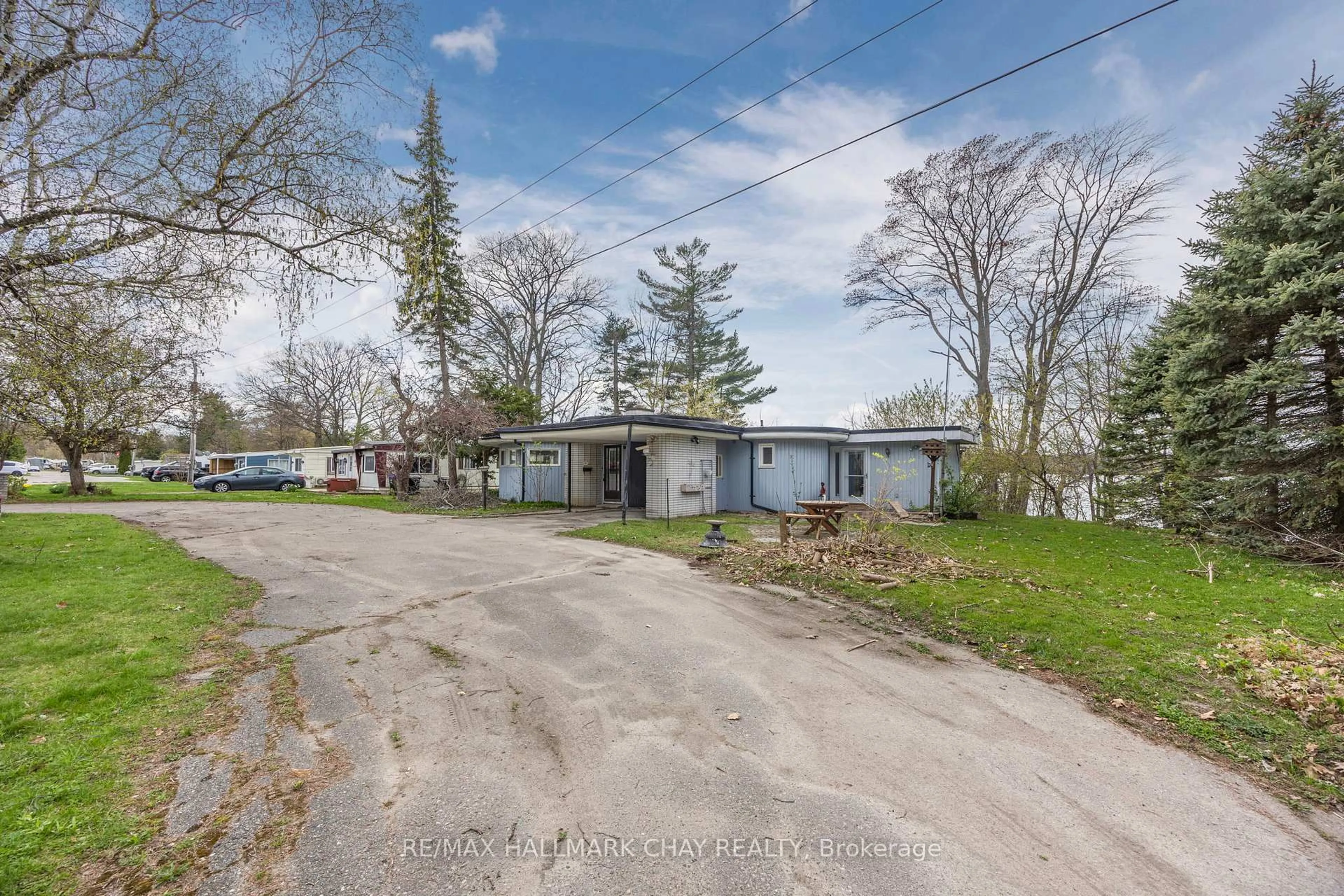 A pic from outside/outdoor area/front of a property/back of a property/a pic from drone, street for 4 Lakeshore Rd, Midland Ontario L4R 0B9