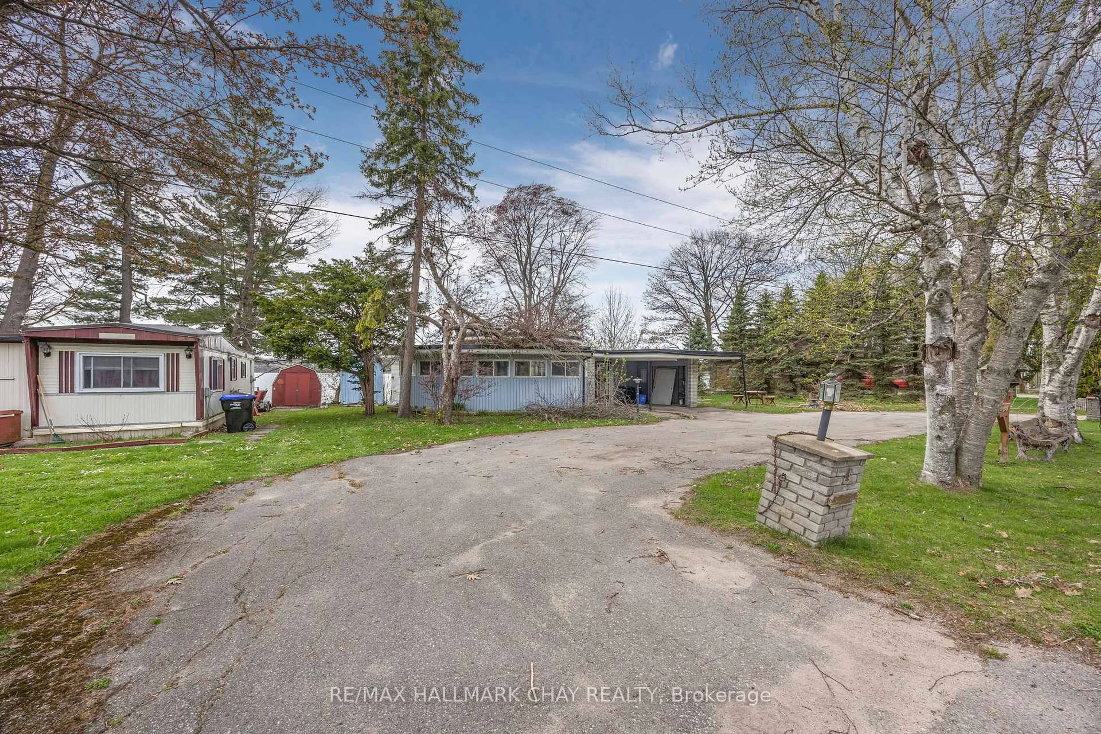 A pic from outside/outdoor area/front of a property/back of a property/a pic from drone, street for 4 Lakeshore Rd, Midland Ontario L4R 0B9