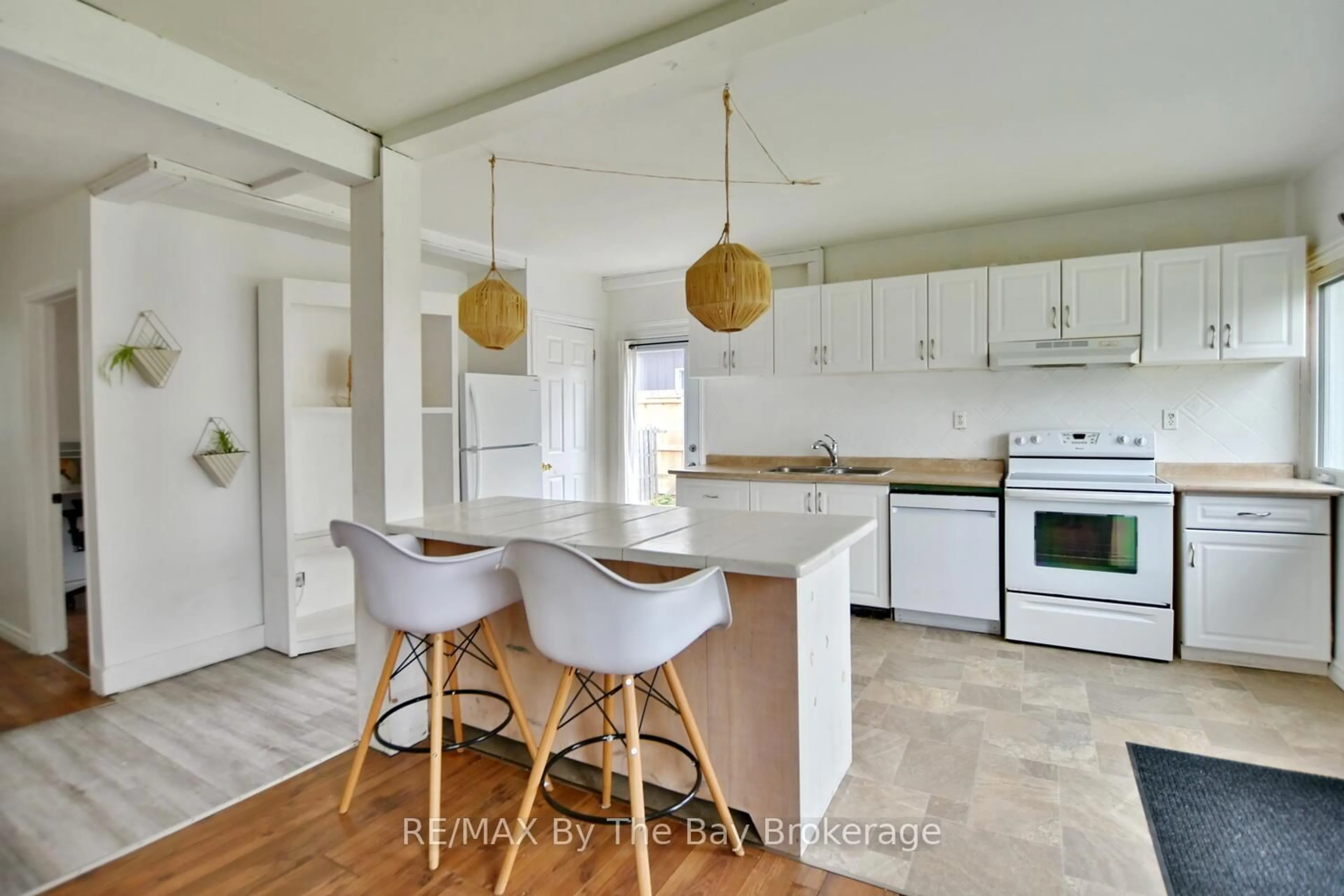 Open concept kitchen, unknown for 19 59th St, Wasaga Beach Ontario L9Z 1V8
