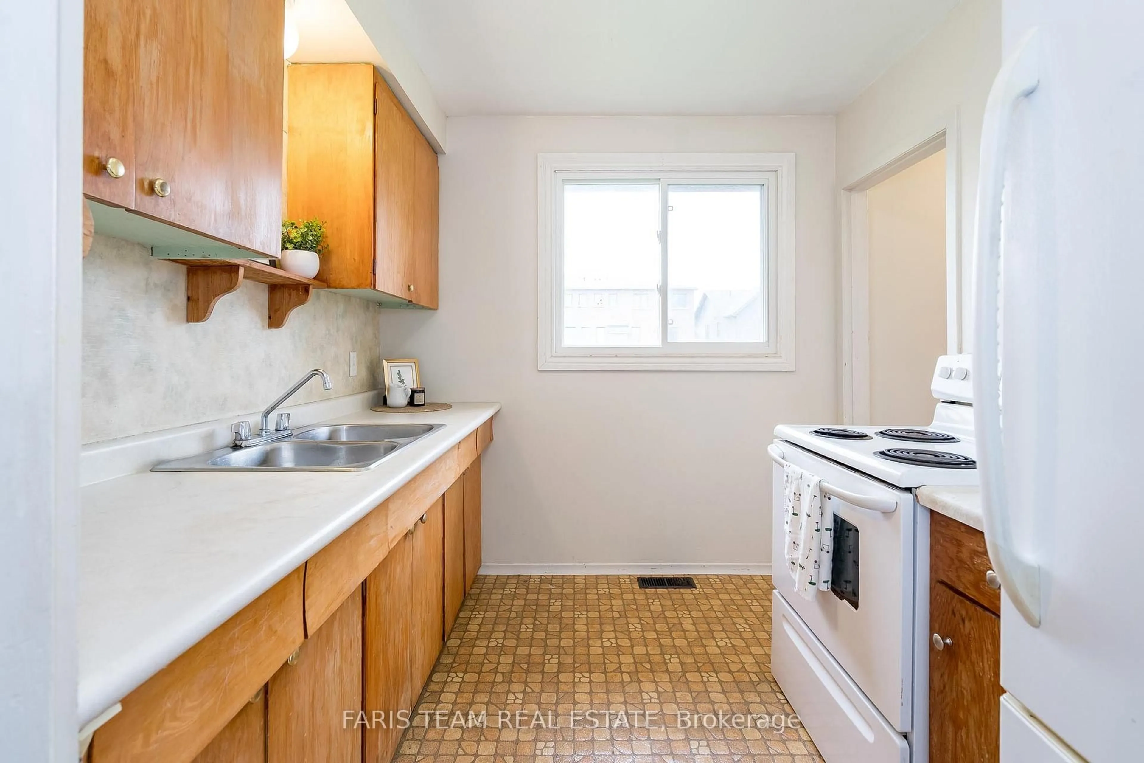 Standard kitchen, ceramic/tile floor for 7515 County Road 91 N/A, Clearview Ontario L0M 1S0