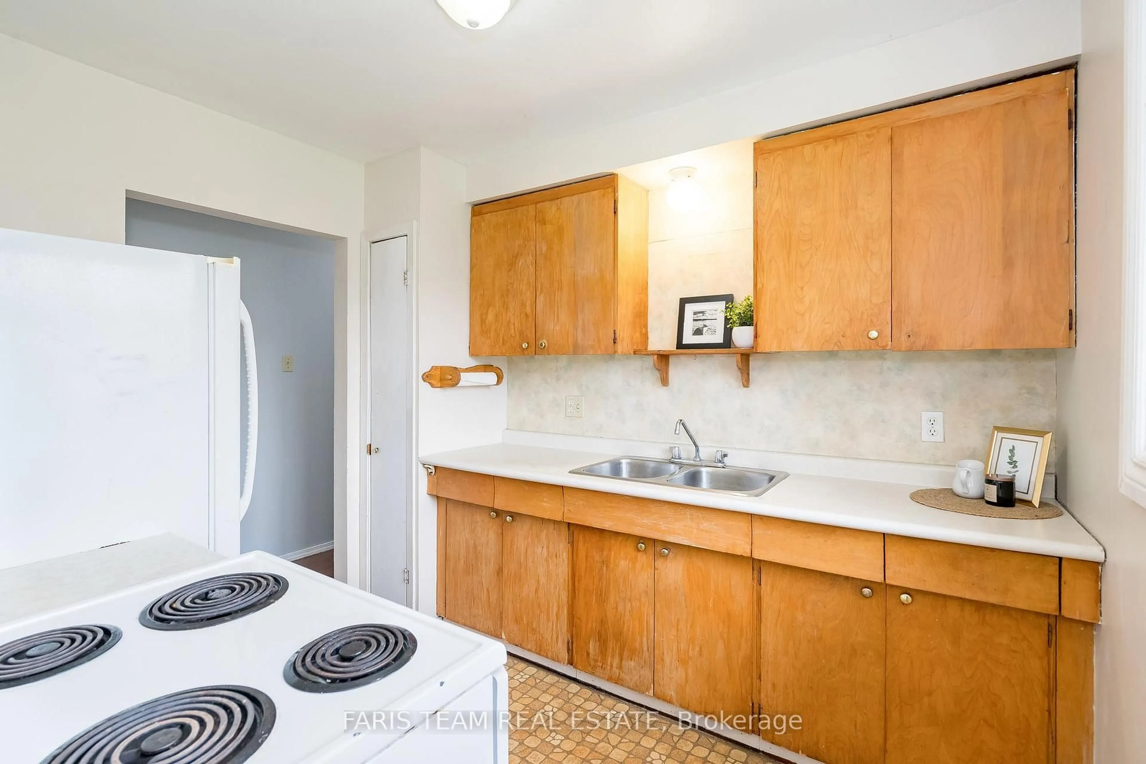 Standard kitchen, unknown for 7515 County Road 91 N/A, Clearview Ontario L0M 1S0