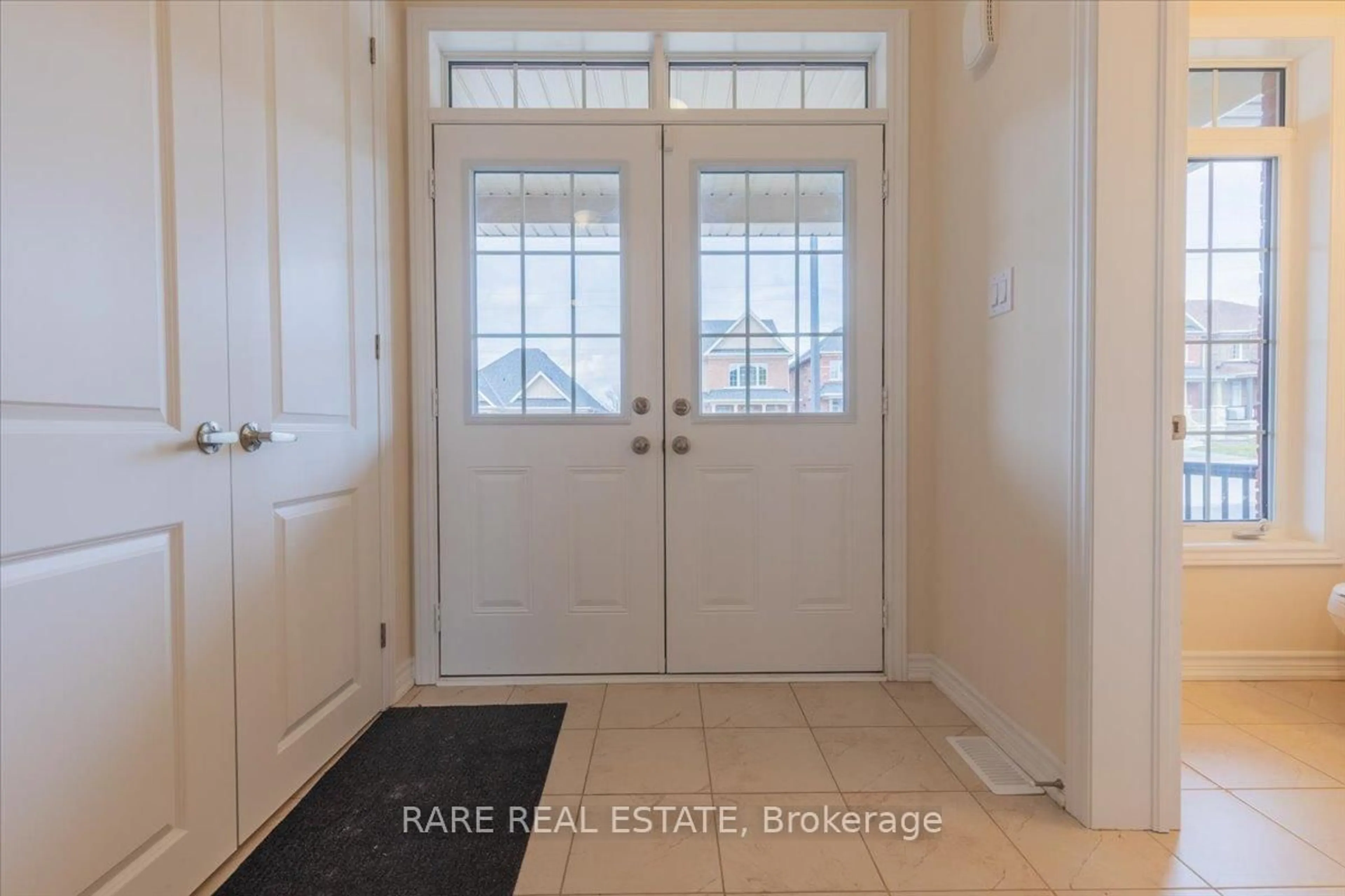 Indoor entryway for 82 Rugman Cres, Springwater Ontario L9X 2A4