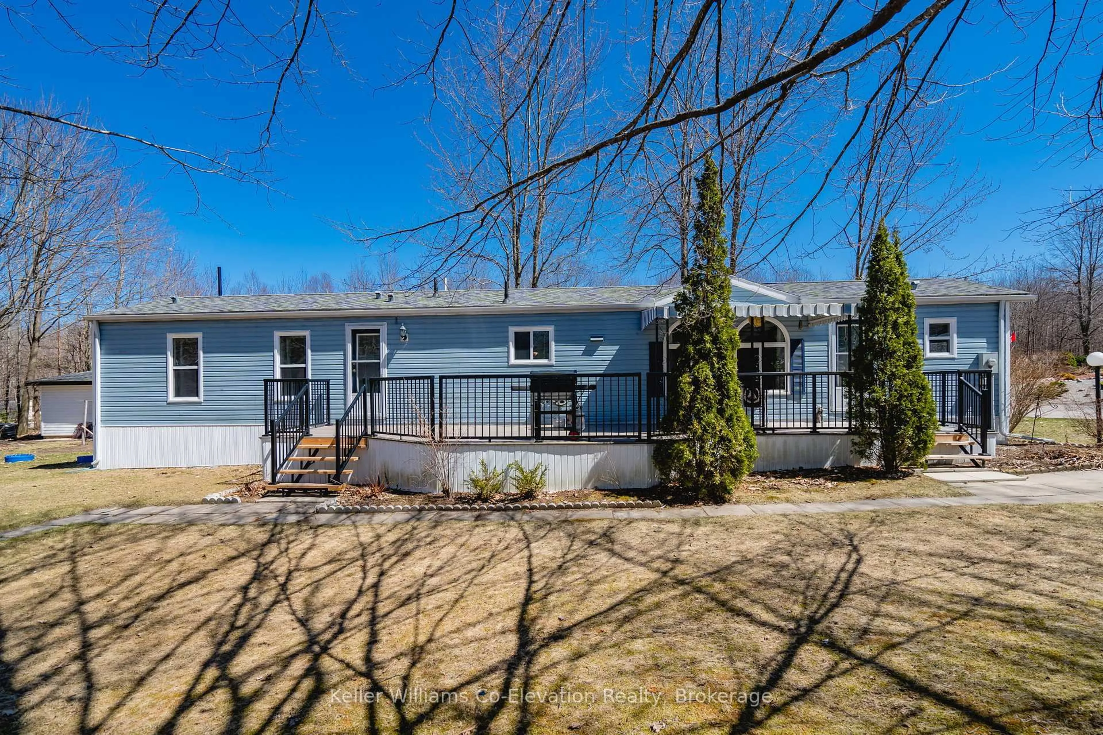 A pic from outside/outdoor area/front of a property/back of a property/a pic from drone, street for 5411 Elliott Sdrd #3, Tay Ontario L4R 4K3