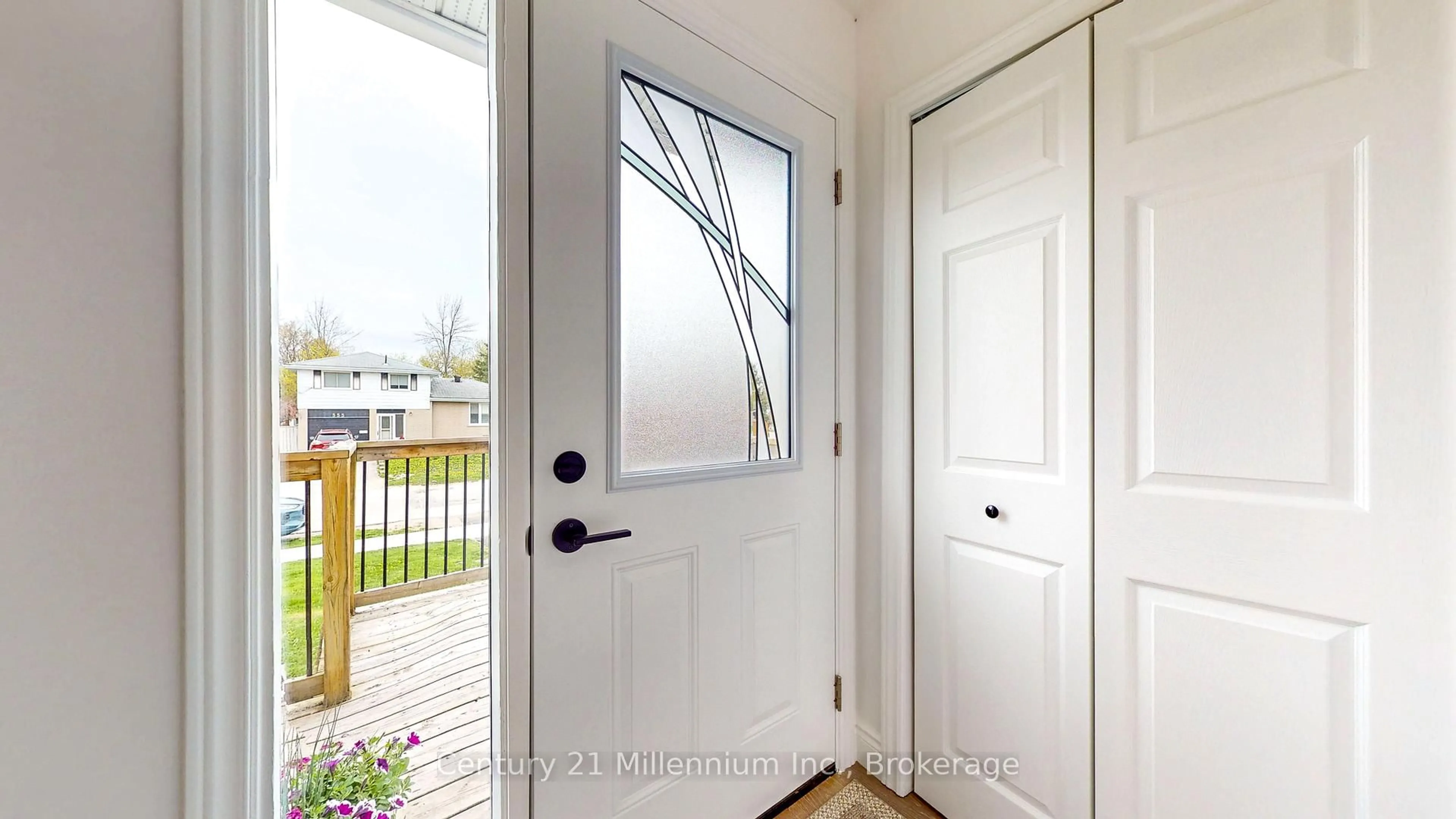 Indoor entryway for 560 Spruce St, Collingwood Ontario L9Y 4B4