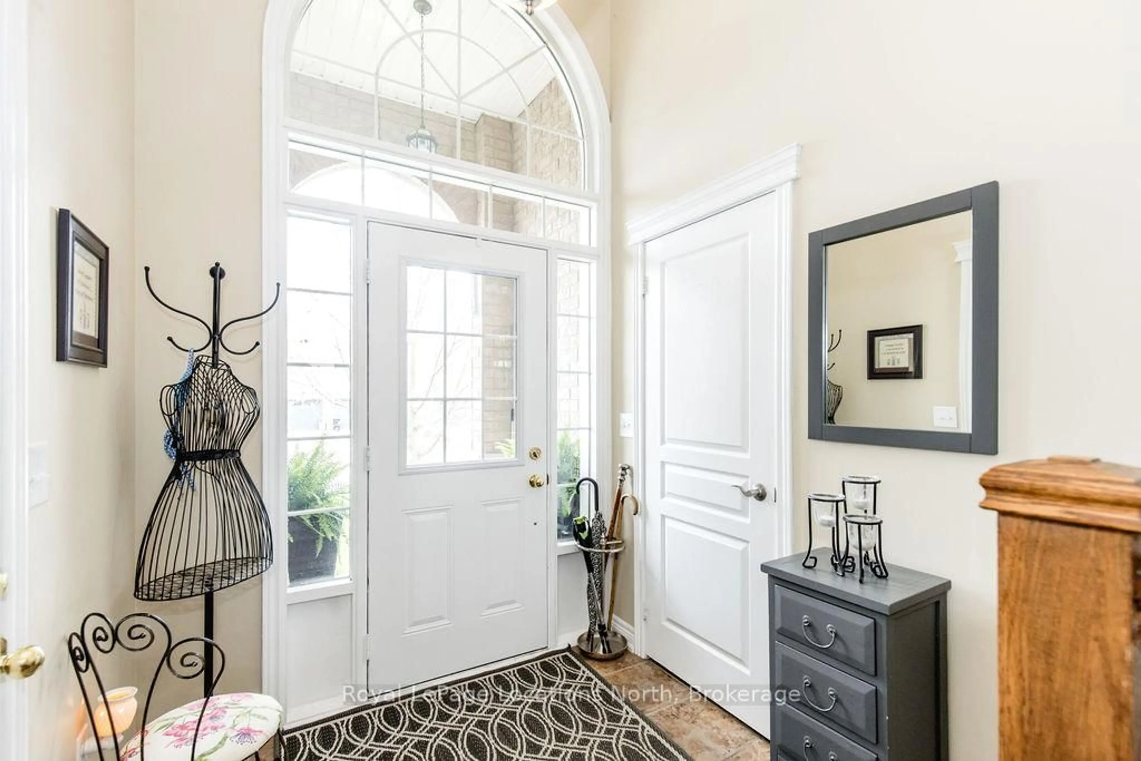 Indoor entryway for 4 Broadpoint St, Wasaga Beach Ontario L9Z 3B8