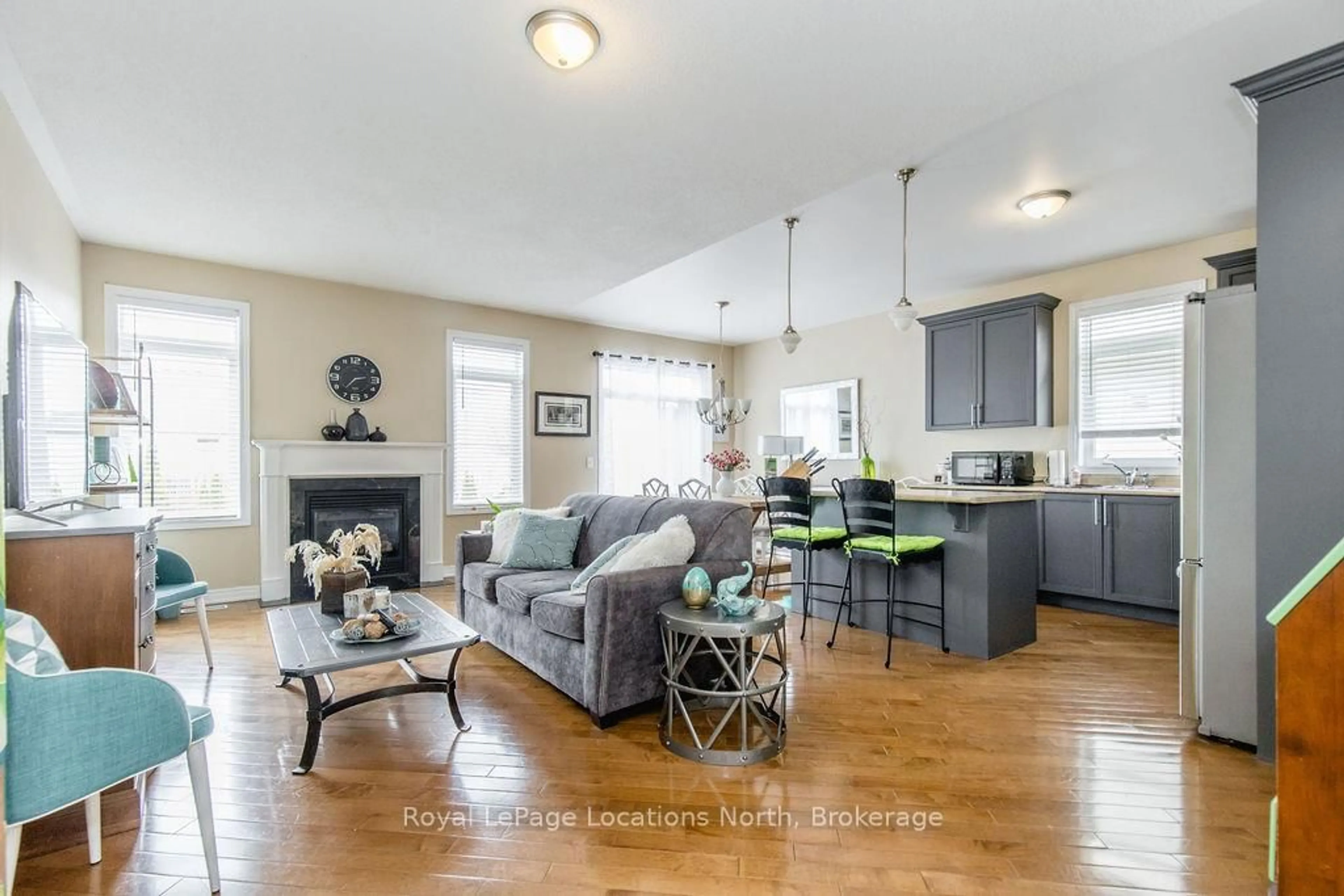 Open concept kitchen, wood/laminate floor for 4 Broadpoint St, Wasaga Beach Ontario L9Z 3B8