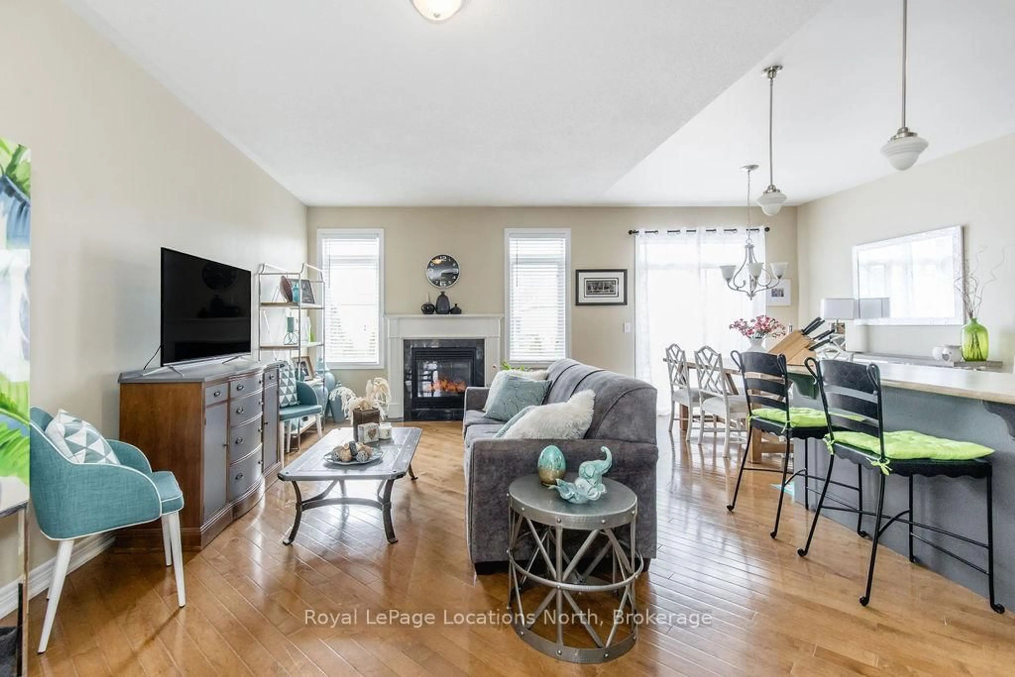 Living room with furniture, wood/laminate floor for 4 Broadpoint St, Wasaga Beach Ontario L9Z 3B8