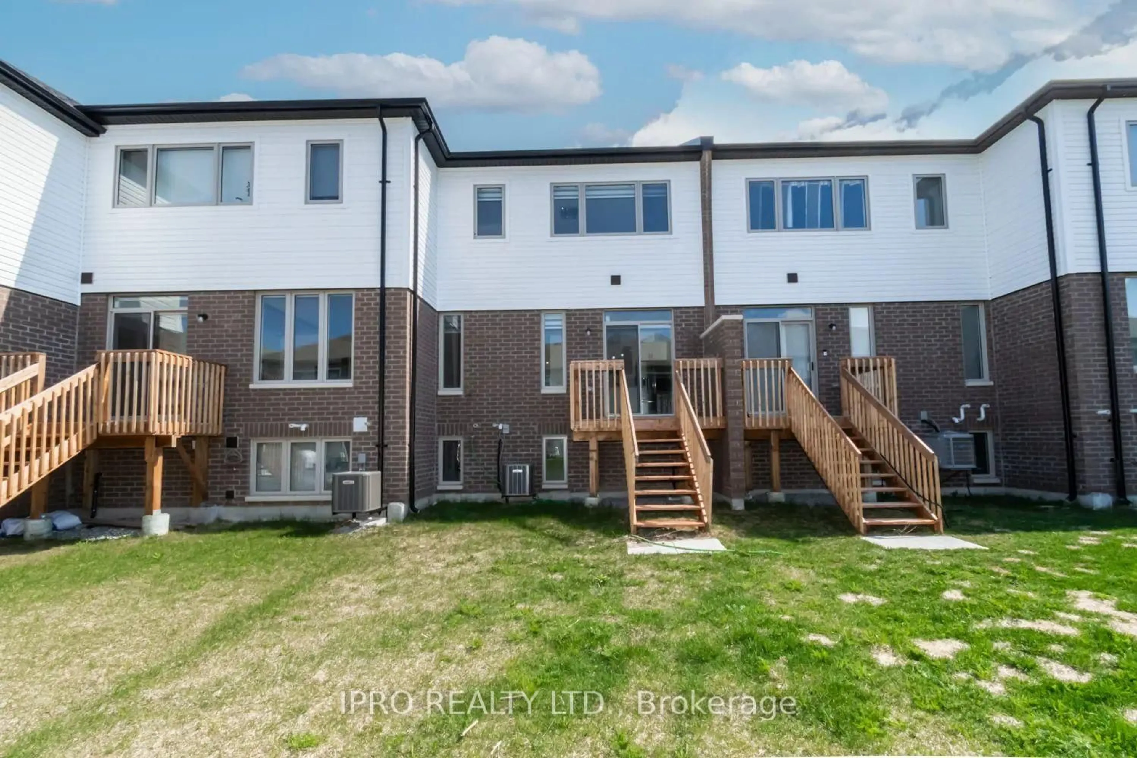 A pic from outside/outdoor area/front of a property/back of a property/a pic from drone, unknown for 34 Valleybrook Rd, Barrie Ontario L9J 0L4