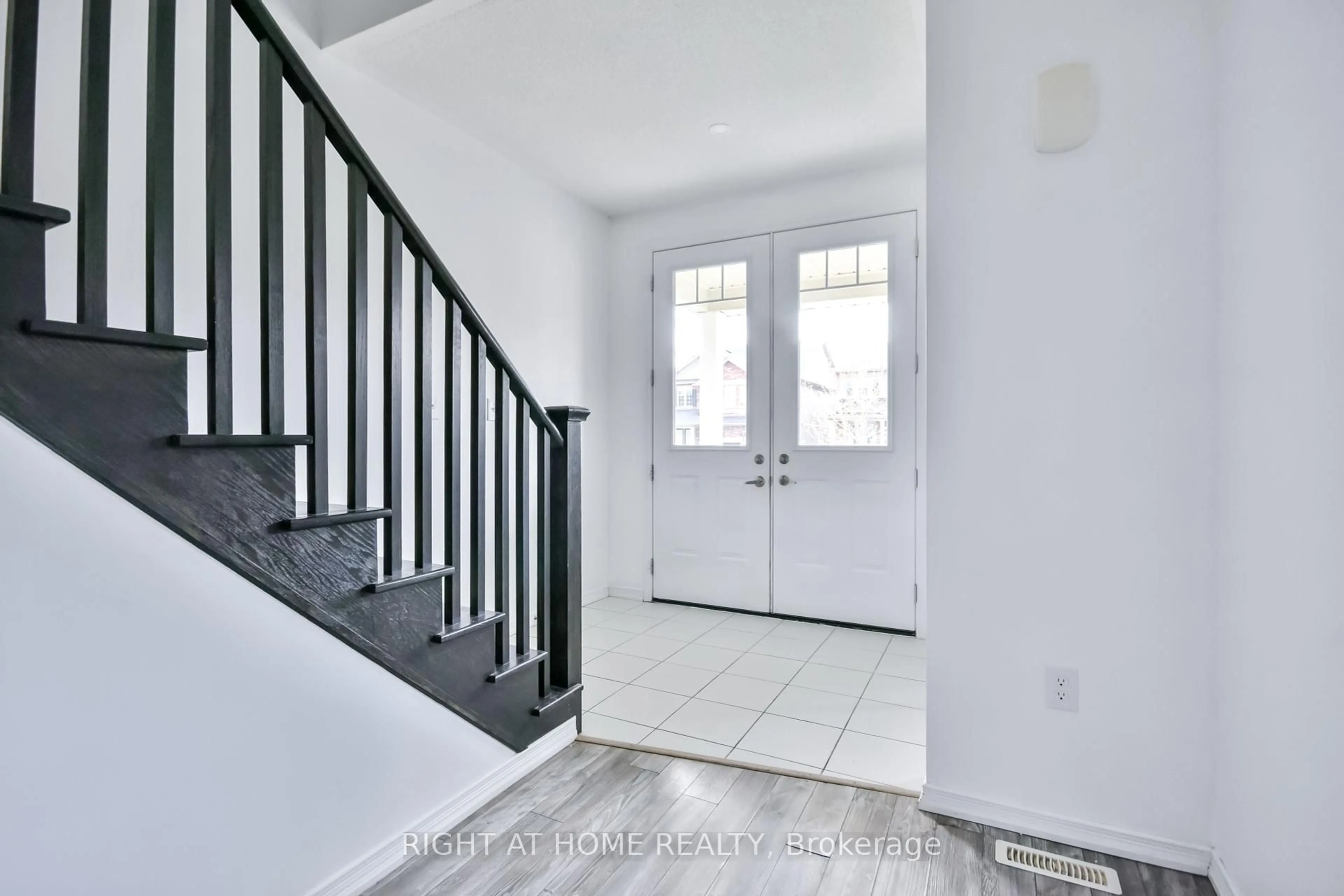 Indoor entryway for 263 Diana Dr, Orillia Ontario L3V 0E2
