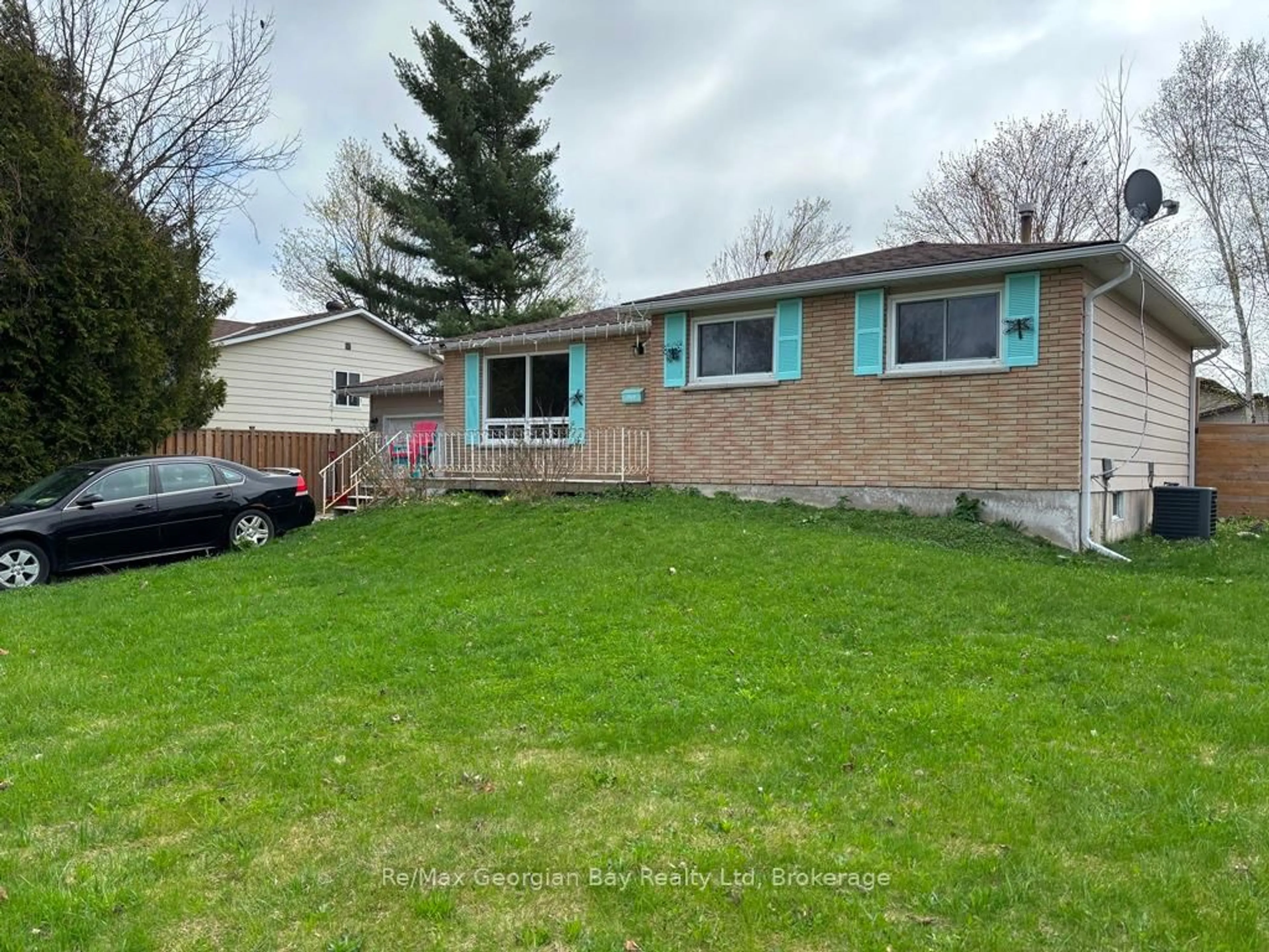 A pic from outside/outdoor area/front of a property/back of a property/a pic from drone, street for 269 CHAINGATE Dr, Midland Ontario L4R 4S4