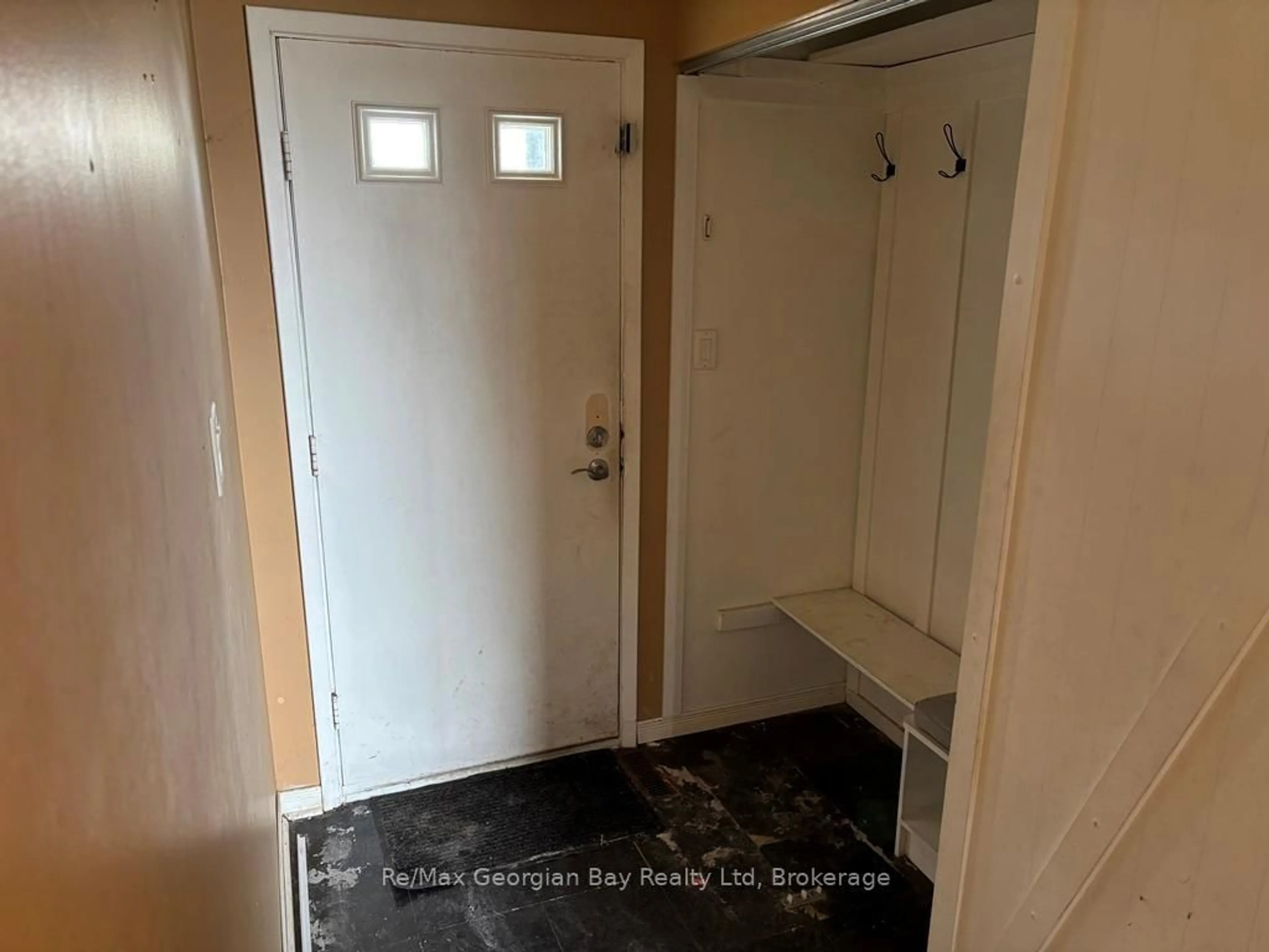 Indoor entryway for 269 CHAINGATE Dr, Midland Ontario L4R 4S4