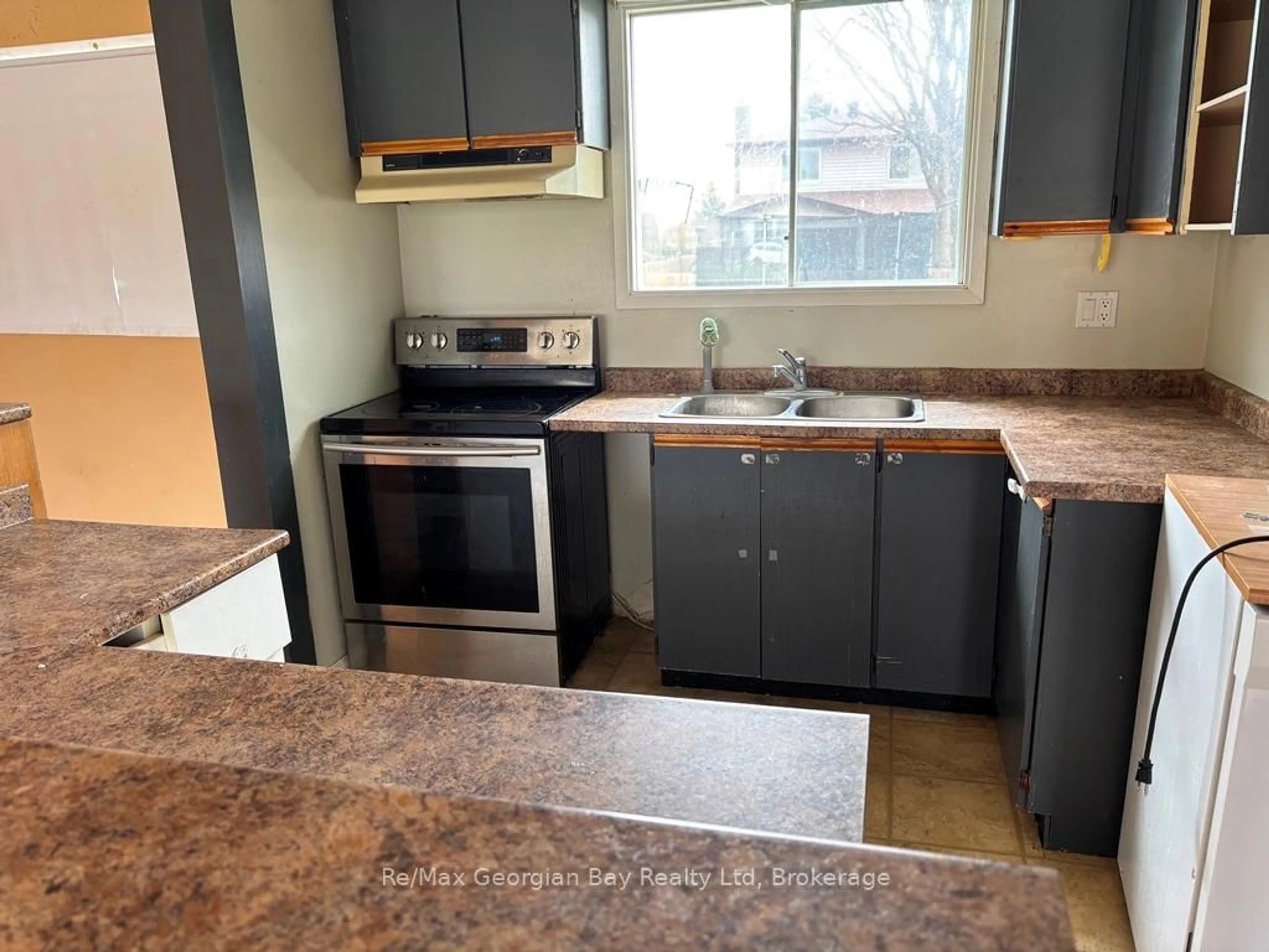 Standard kitchen, unknown for 269 CHAINGATE Dr, Midland Ontario L4R 4S4
