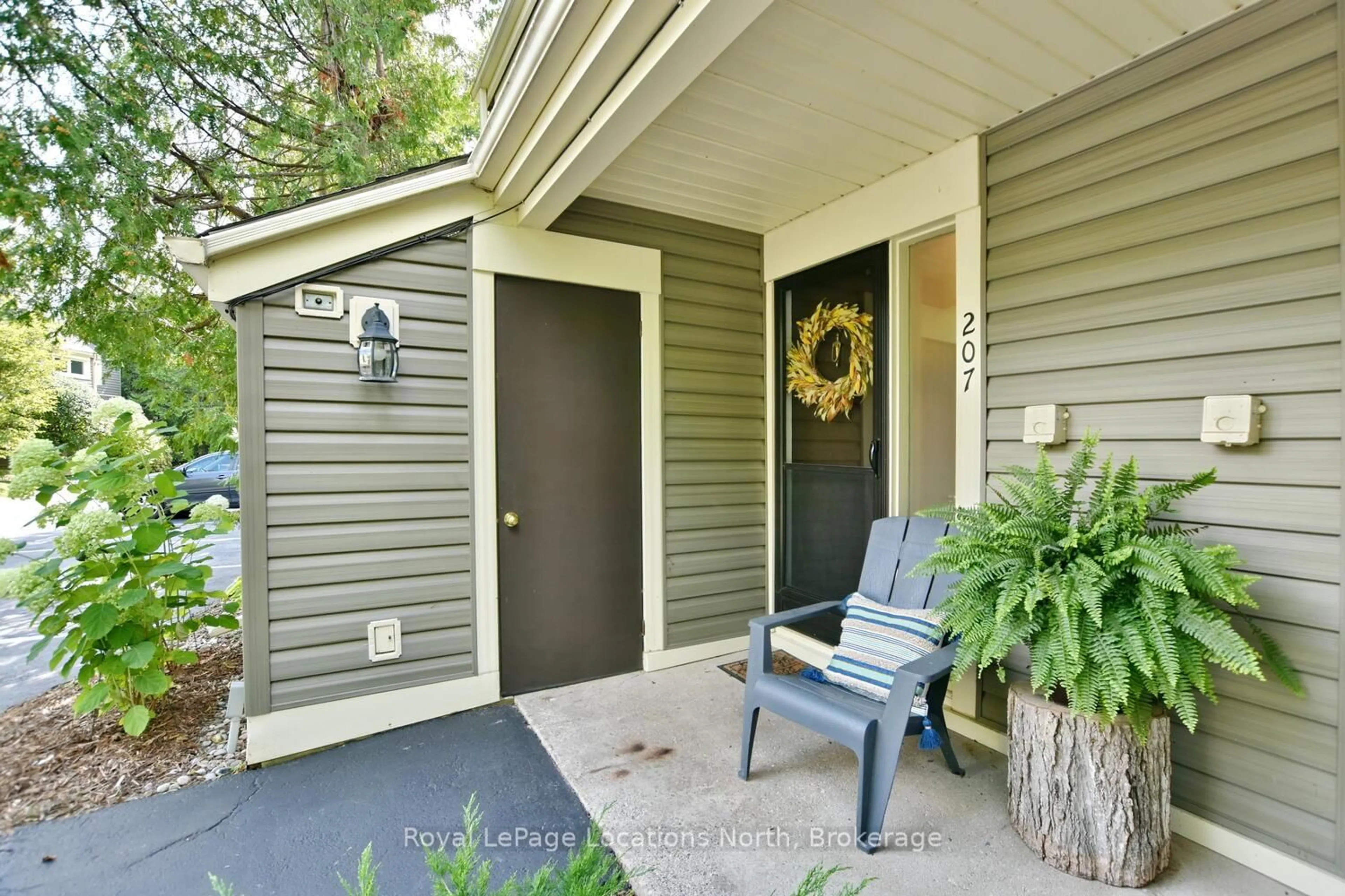 Indoor entryway for 207 ESCARPMENT Cres, Collingwood Ontario L9Y 5B4