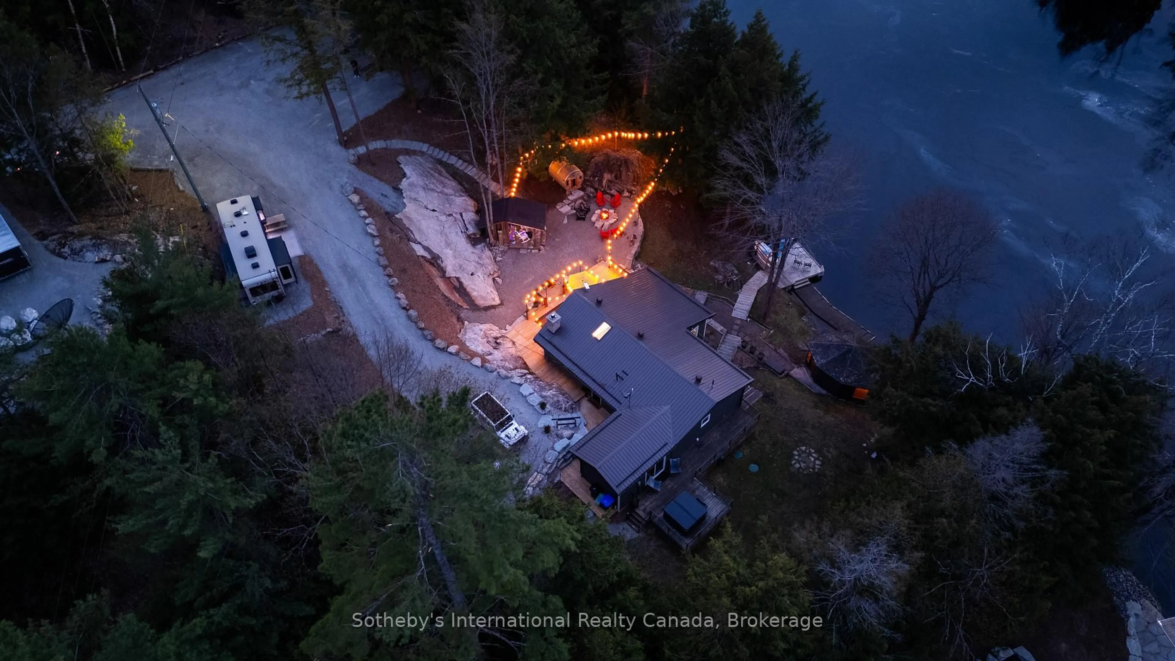 A pic from outside/outdoor area/front of a property/back of a property/a pic from drone, street for 5270 Dean Tr, Severn Ontario L0K 2B0