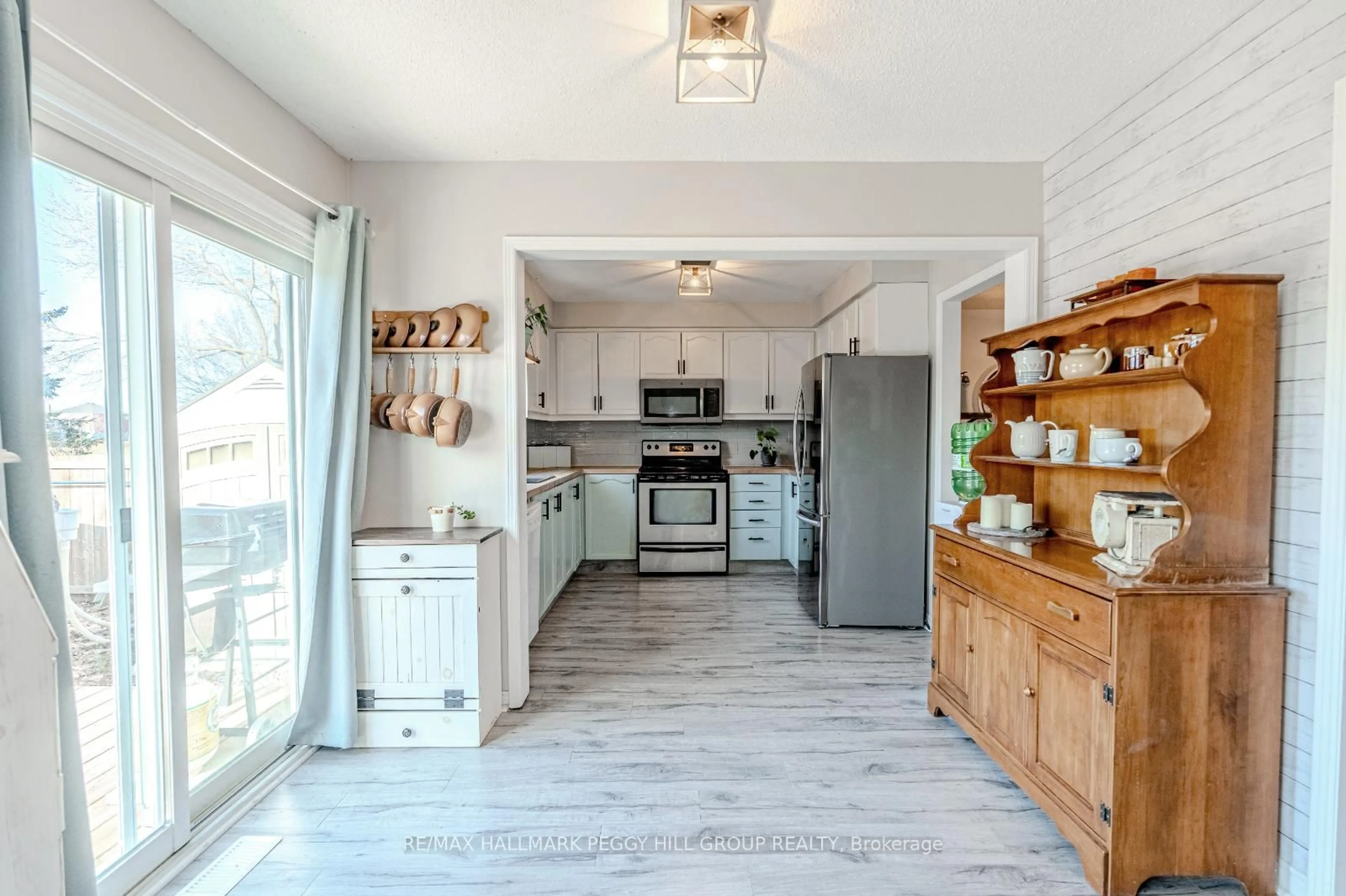 Open concept kitchen, ceramic/tile floor for 256 Hickling Tr, Barrie Ontario L4M 5W7