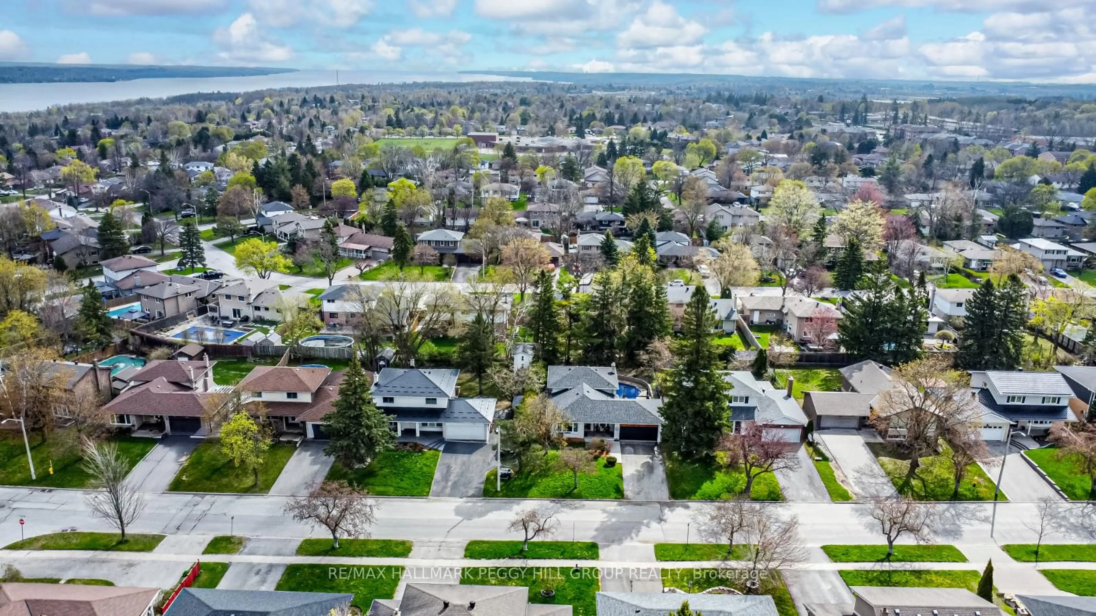 A pic from outside/outdoor area/front of a property/back of a property/a pic from drone, street for 47 Marshall St, Barrie Ontario L4N 3S6