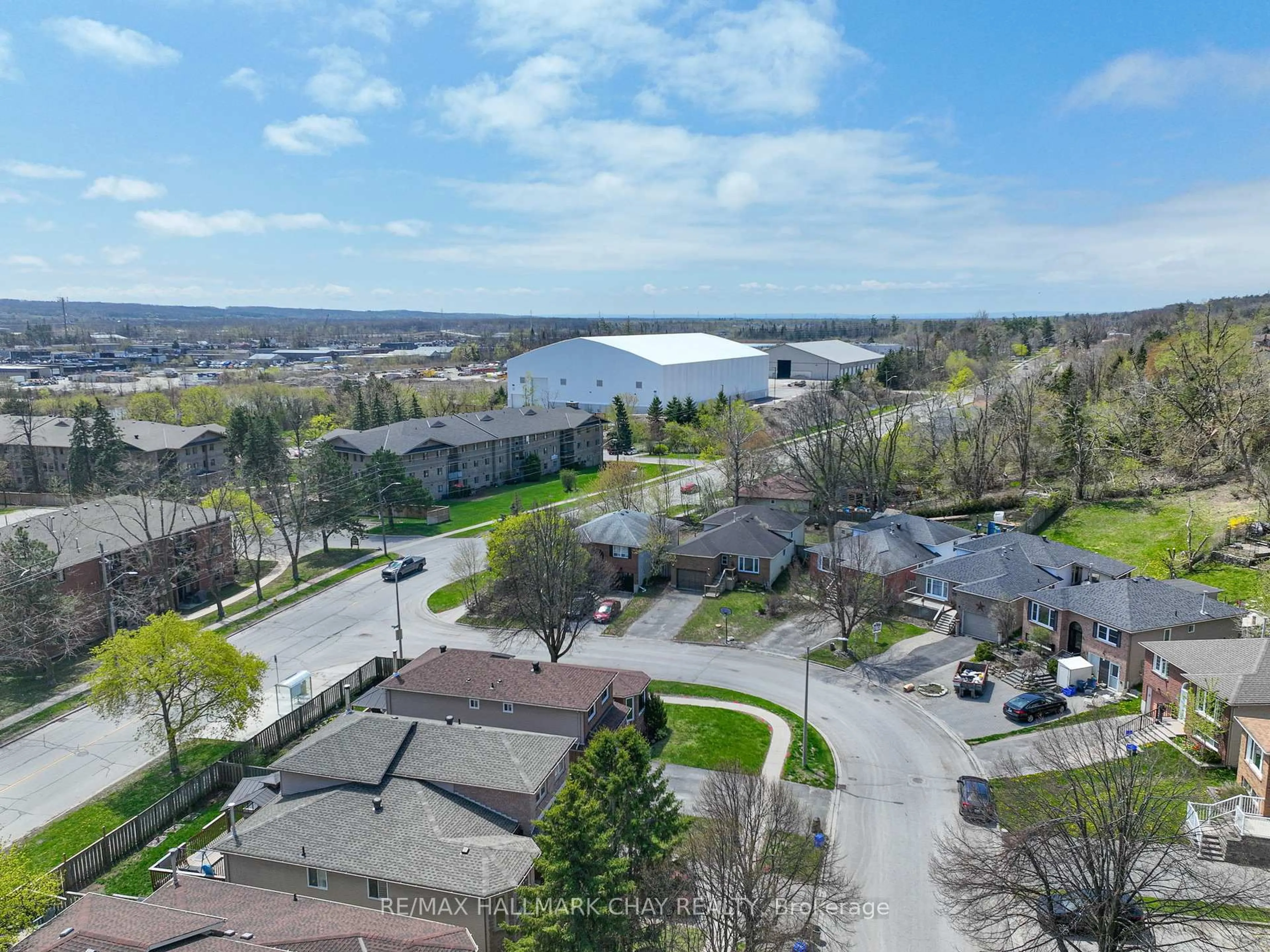A pic from outside/outdoor area/front of a property/back of a property/a pic from drone, water/lake/river/ocean view for 40 Engel Cres, Barrie Ontario L4N 6K5