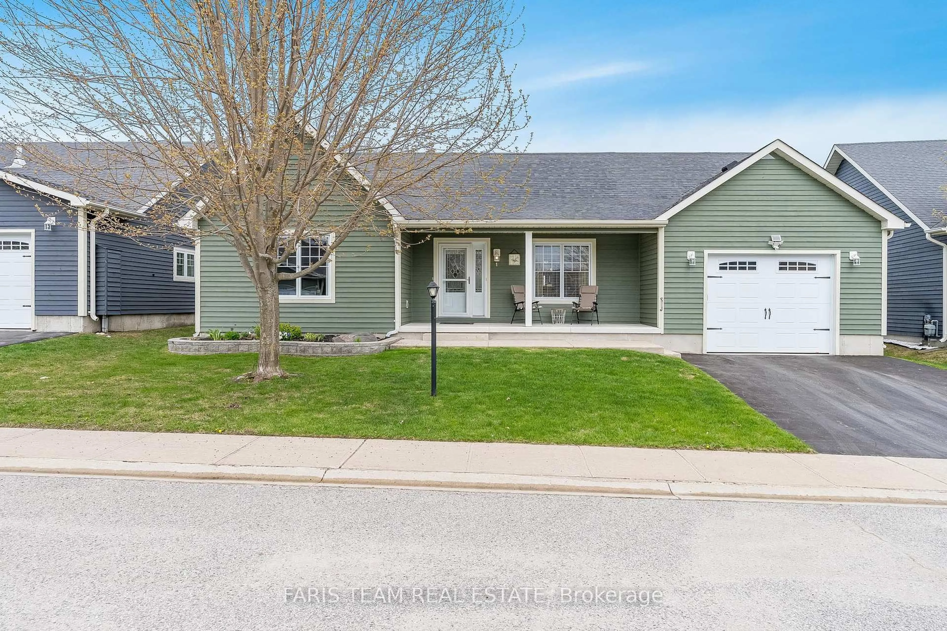 Home with vinyl exterior material, street for 1 Gidley Crt, Penetanguishene Ontario L9M 0A7