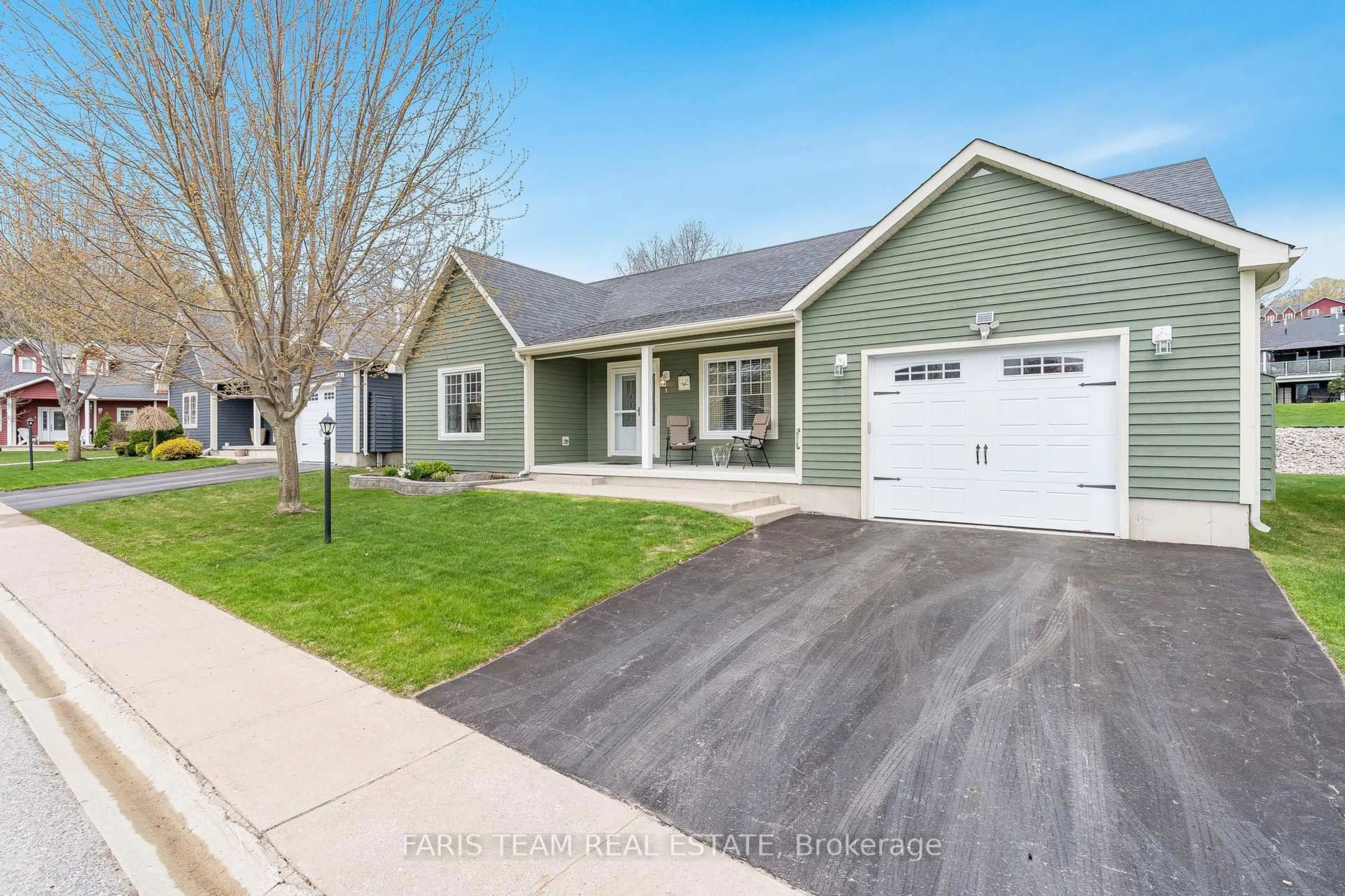 Home with vinyl exterior material, street for 1 Gidley Crt, Penetanguishene Ontario L9M 0A7