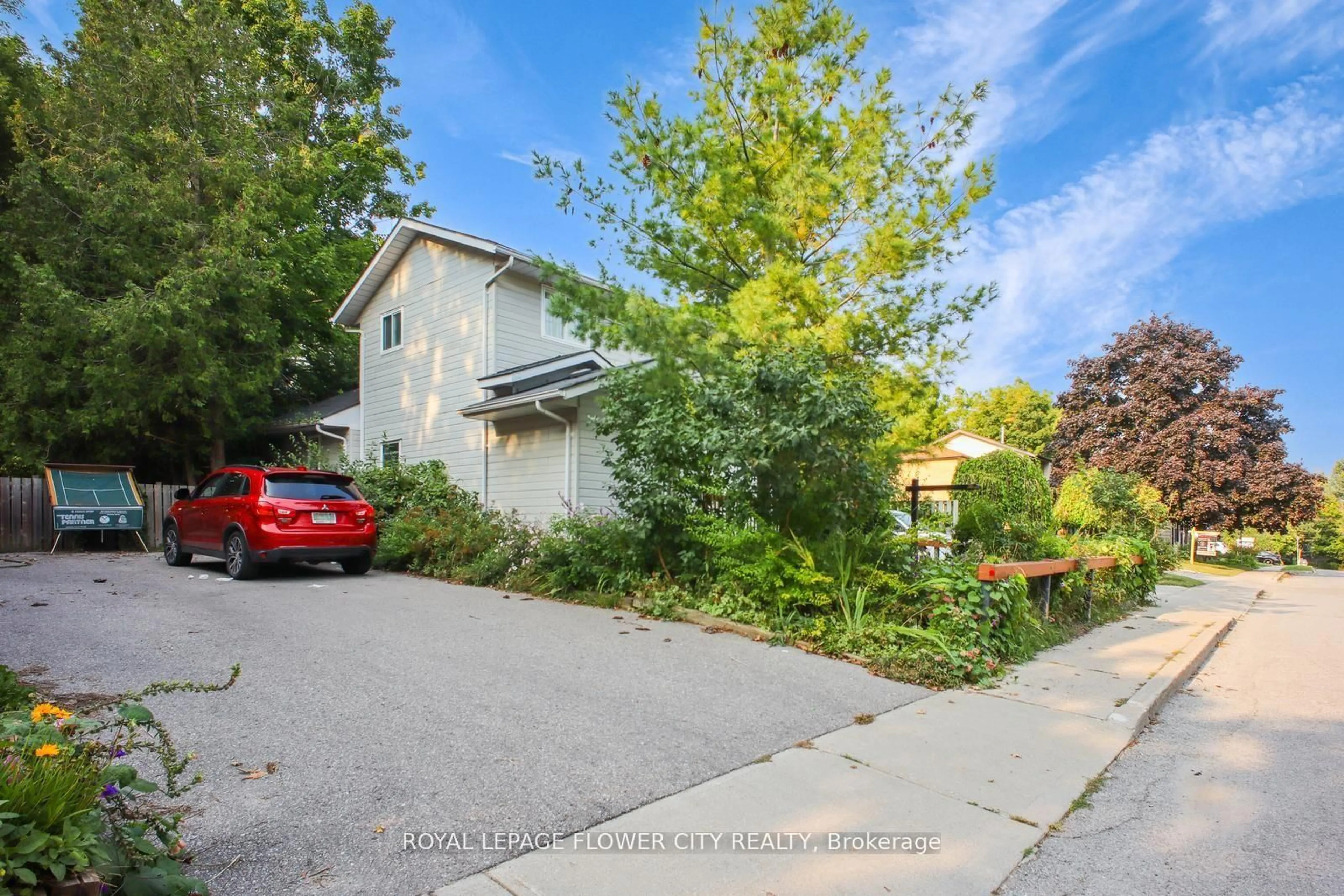 A pic from outside/outdoor area/front of a property/back of a property/a pic from drone, street for 30 North St, Barrie Ontario L4M 2R9