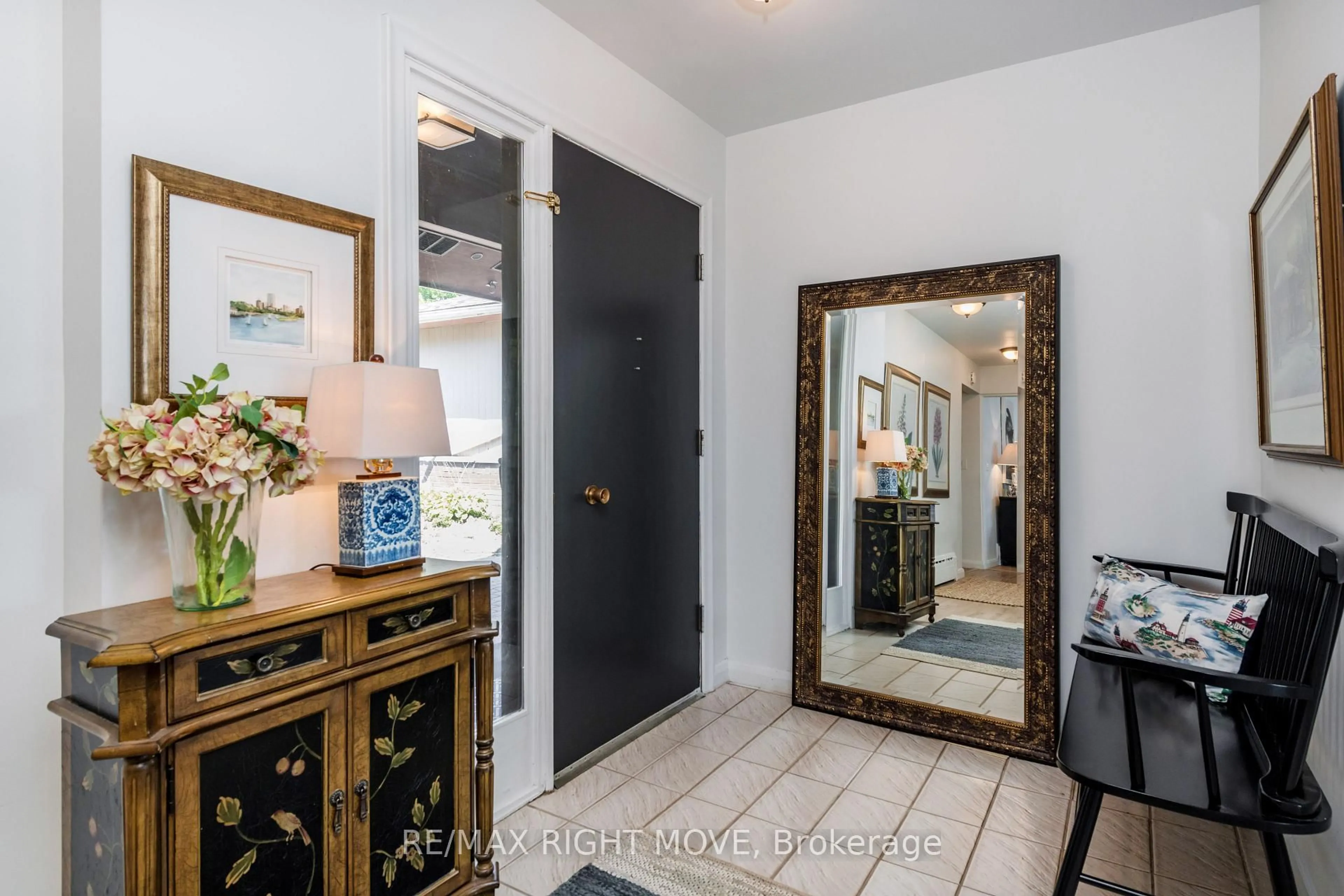 Indoor entryway for 18 Maple Dr, Orillia Ontario L3V 3W2