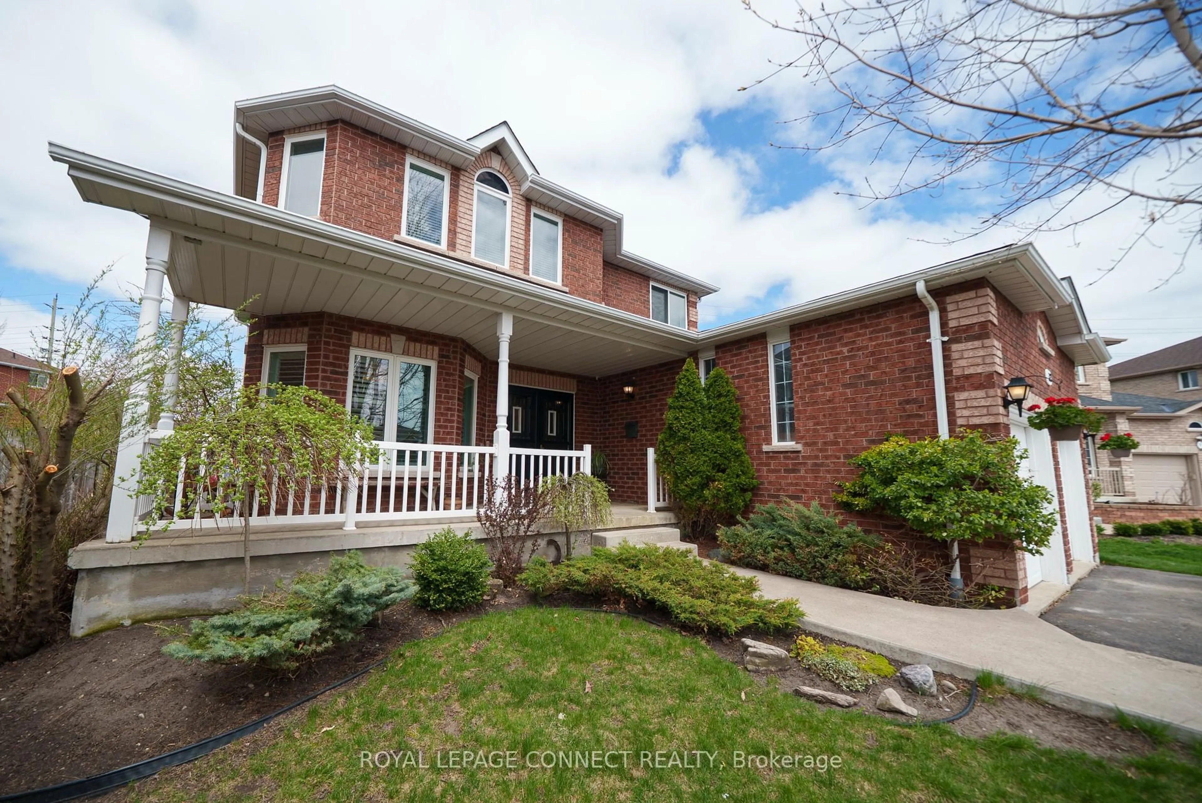 Home with brick exterior material, street for 32 Prince George Cres, Barrie Ontario L4N 0K8