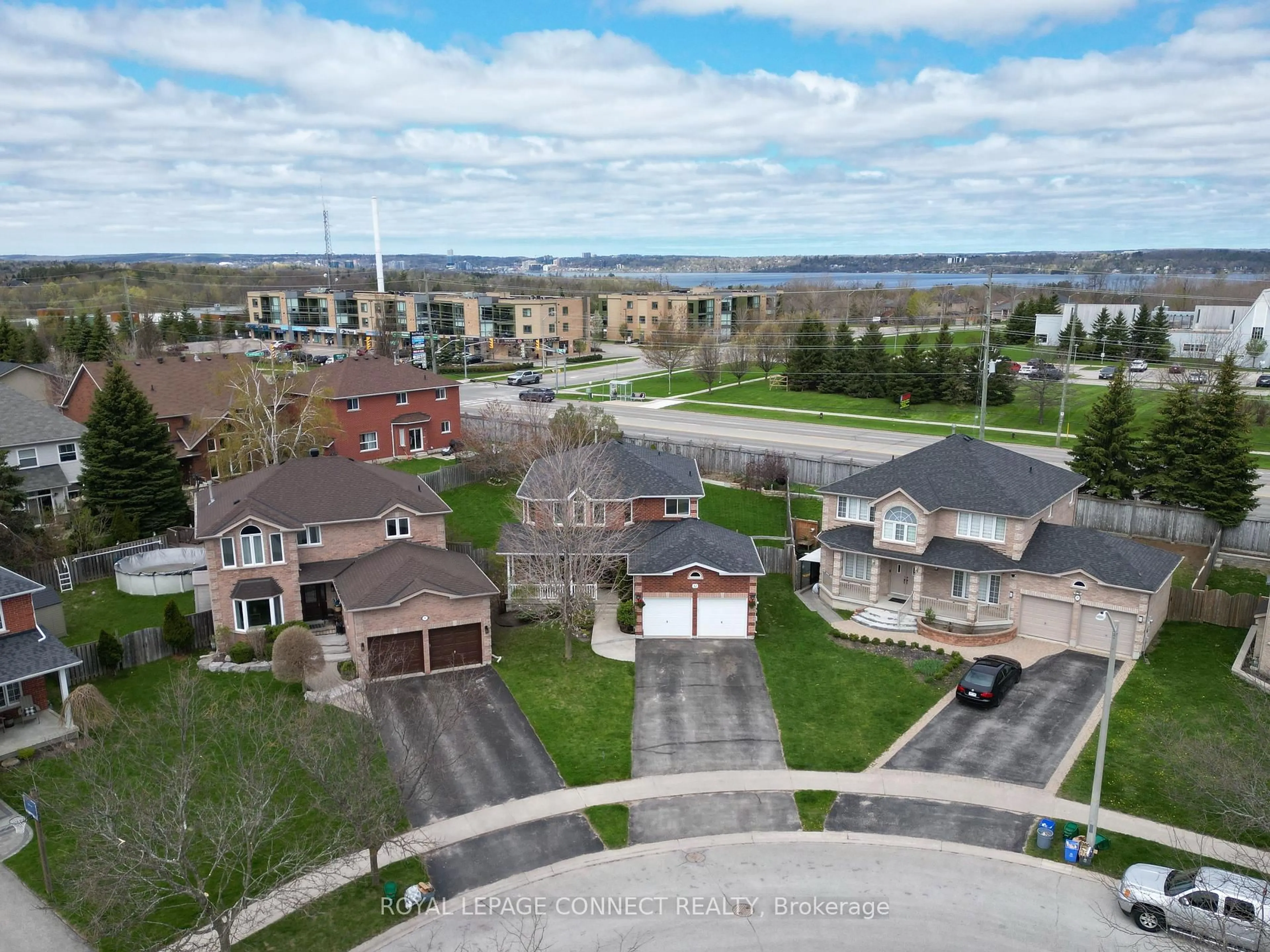 A pic from outside/outdoor area/front of a property/back of a property/a pic from drone, street for 32 Prince George Cres, Barrie Ontario L4N 0K8