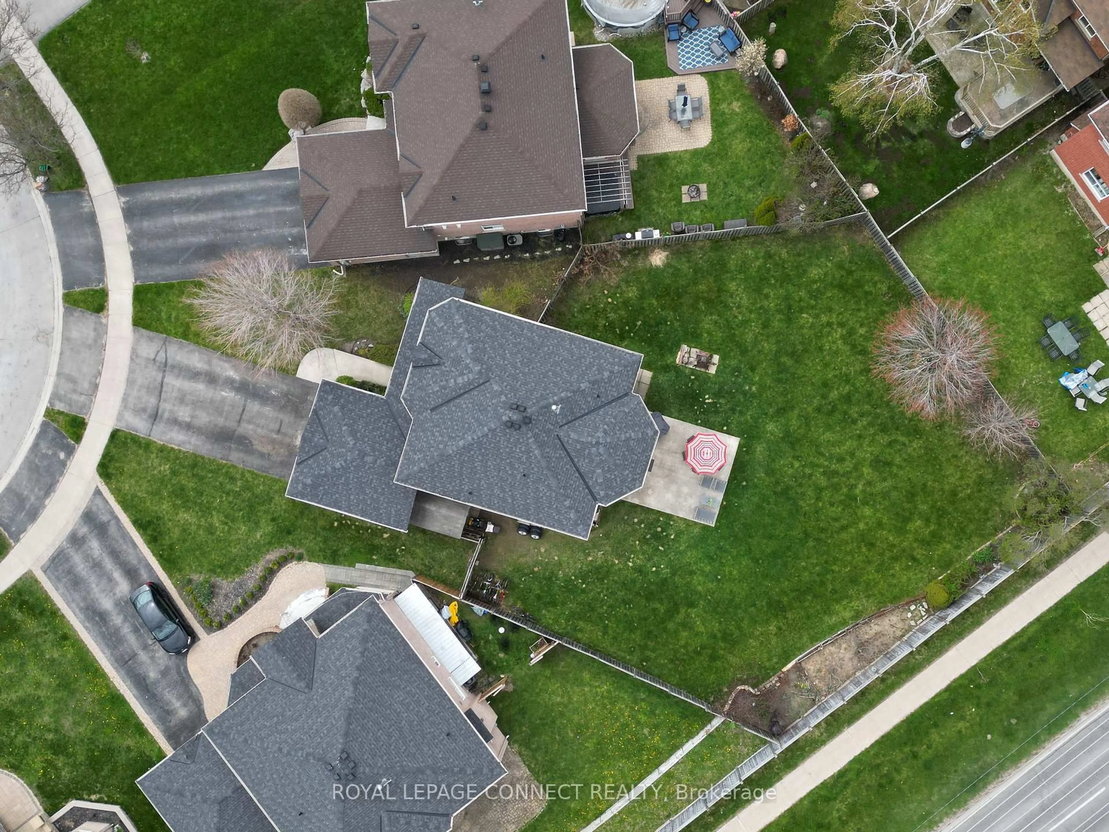 A pic from outside/outdoor area/front of a property/back of a property/a pic from drone, street for 32 Prince George Cres, Barrie Ontario L4N 0K8