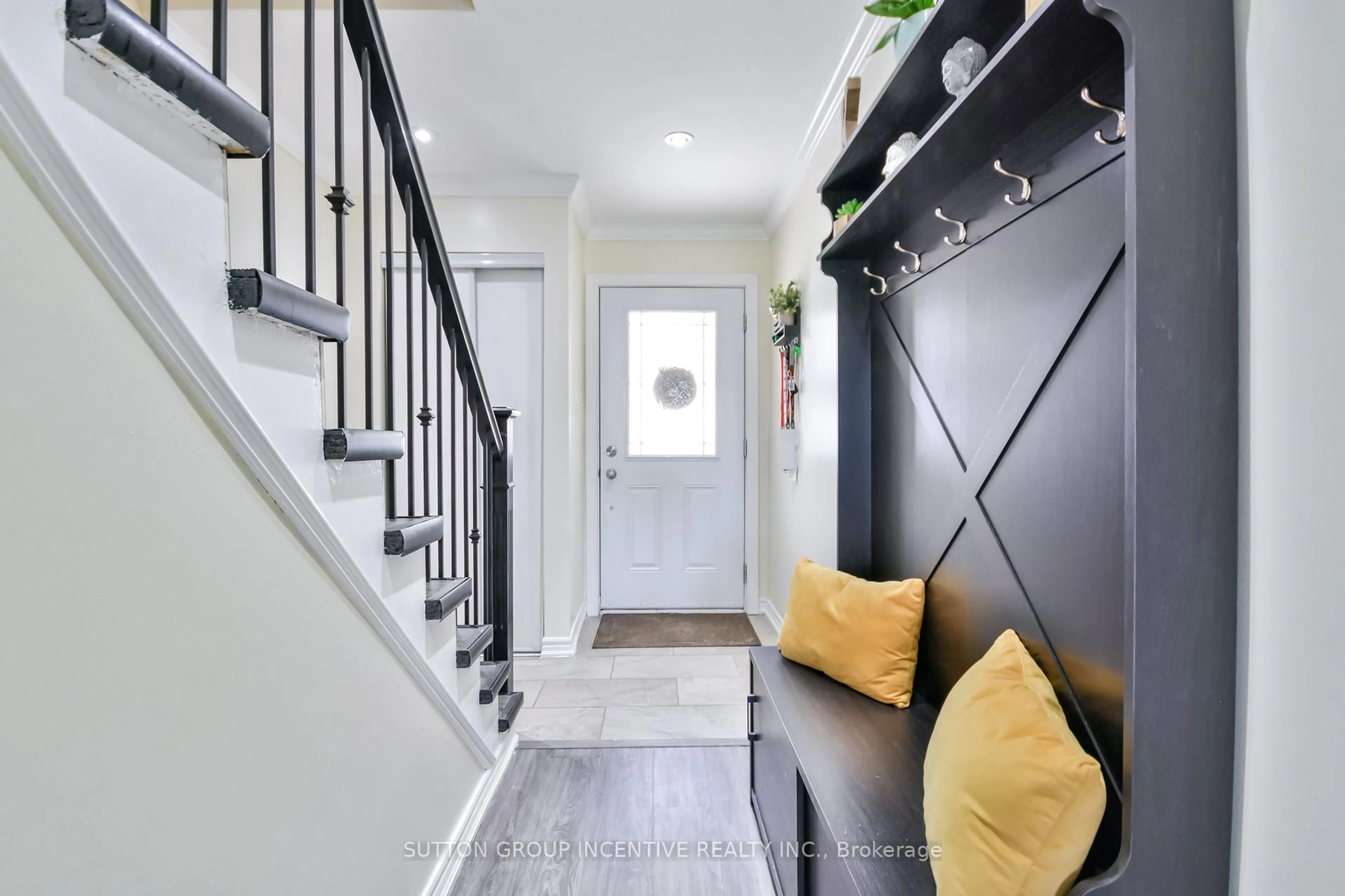 Indoor entryway for 12 Lankin Blvd #39, Orillia Ontario L3V 6T2
