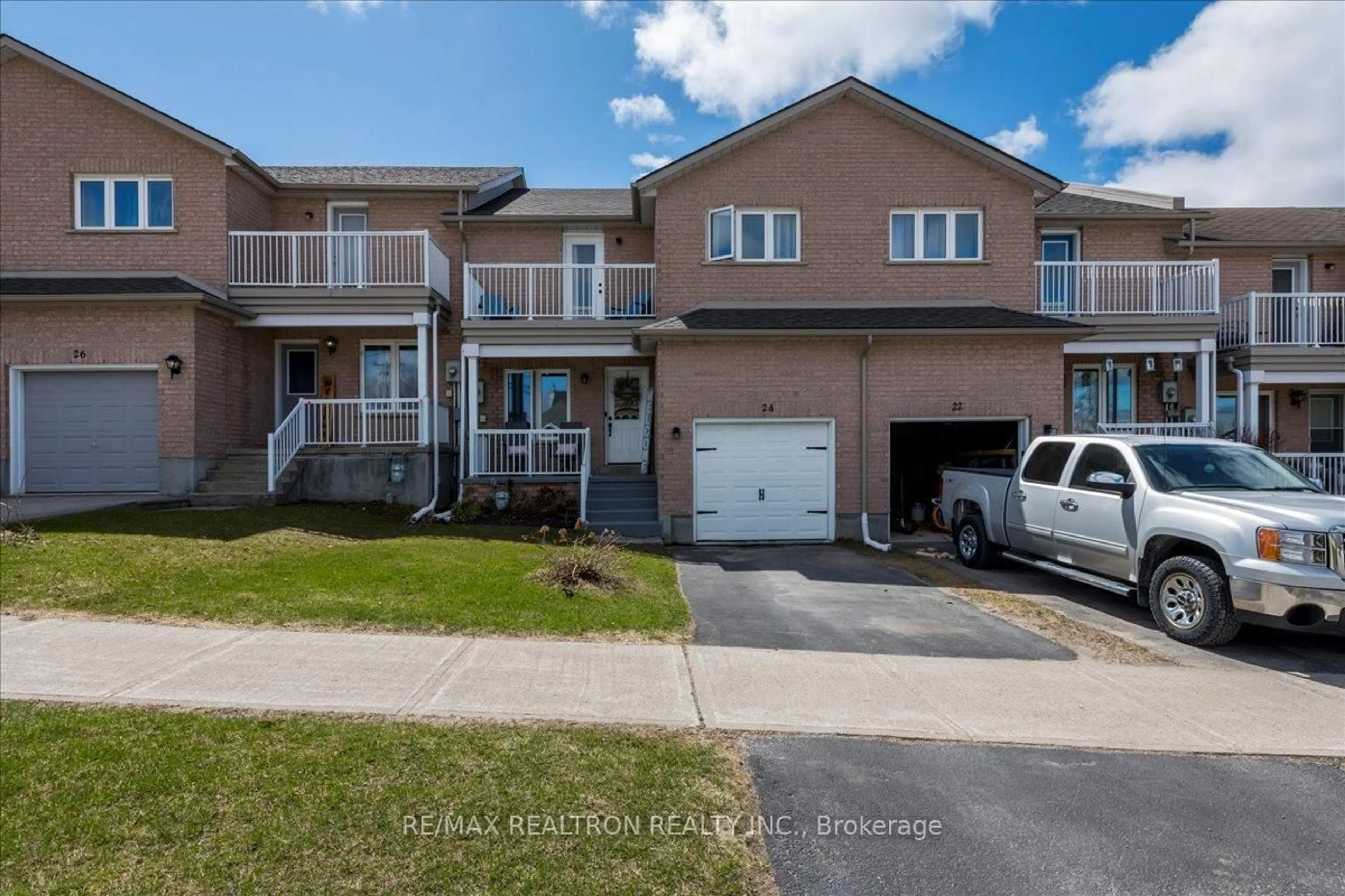 A pic from outside/outdoor area/front of a property/back of a property/a pic from drone, street for 24 Owen St, Penetanguishene Ontario L9M 1M8