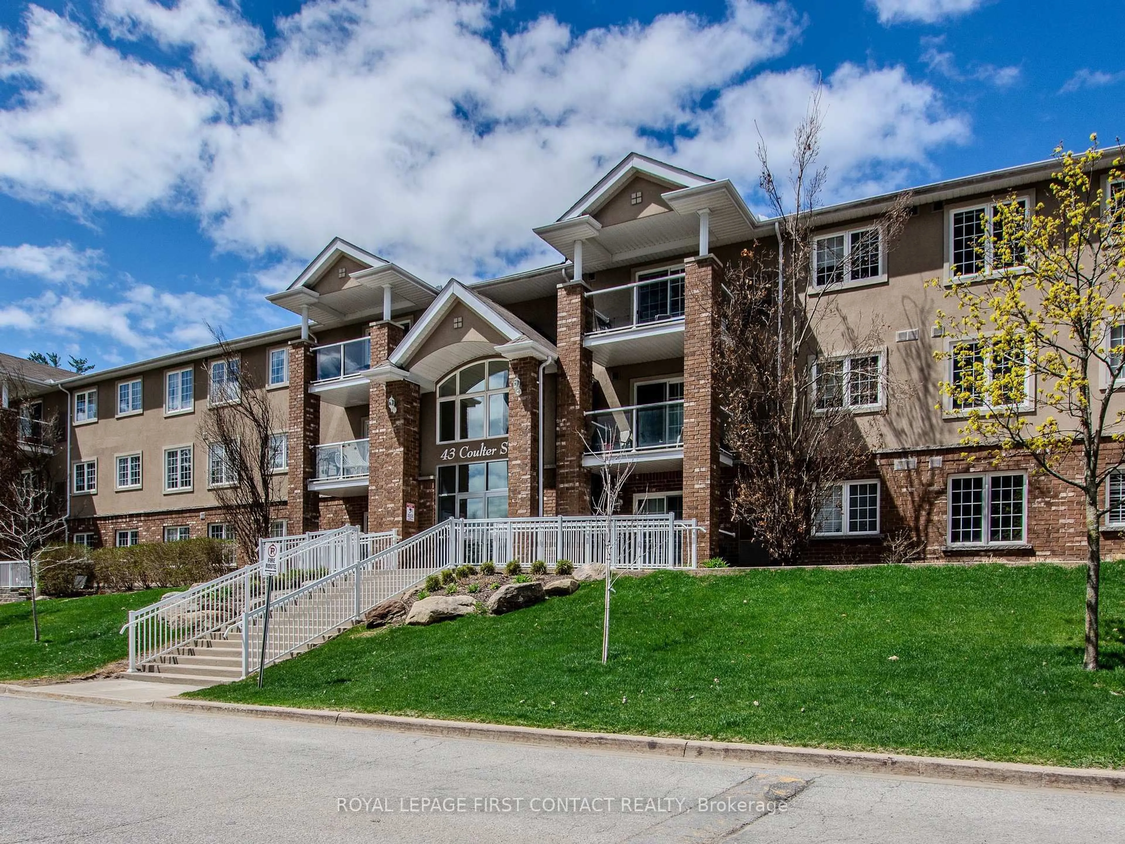 A pic from outside/outdoor area/front of a property/back of a property/a pic from drone, mountain view for 43 Coulter St #18, Barrie Ontario L4N 6L9