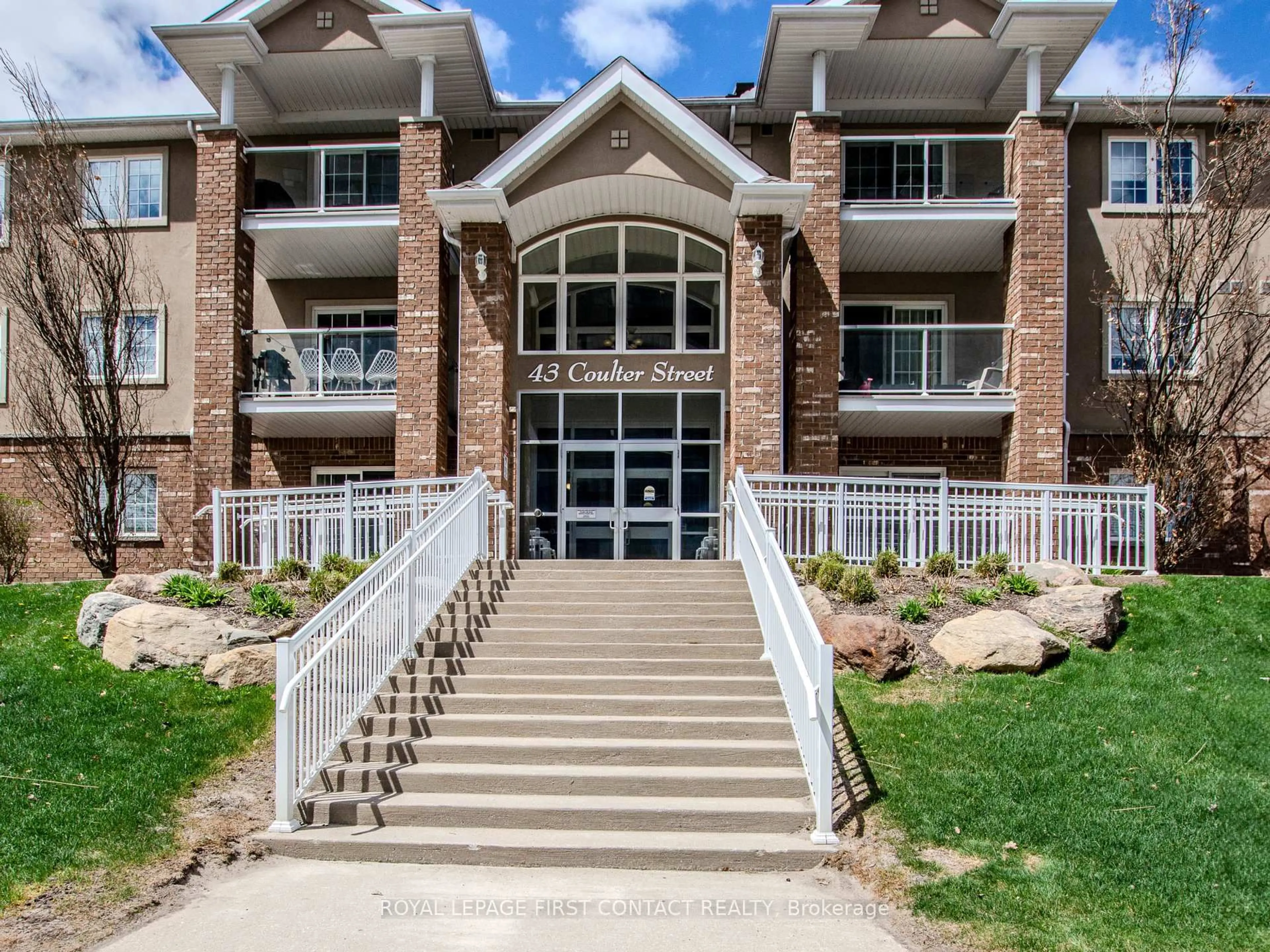 Indoor foyer for 43 Coulter St #18, Barrie Ontario L4N 6L9