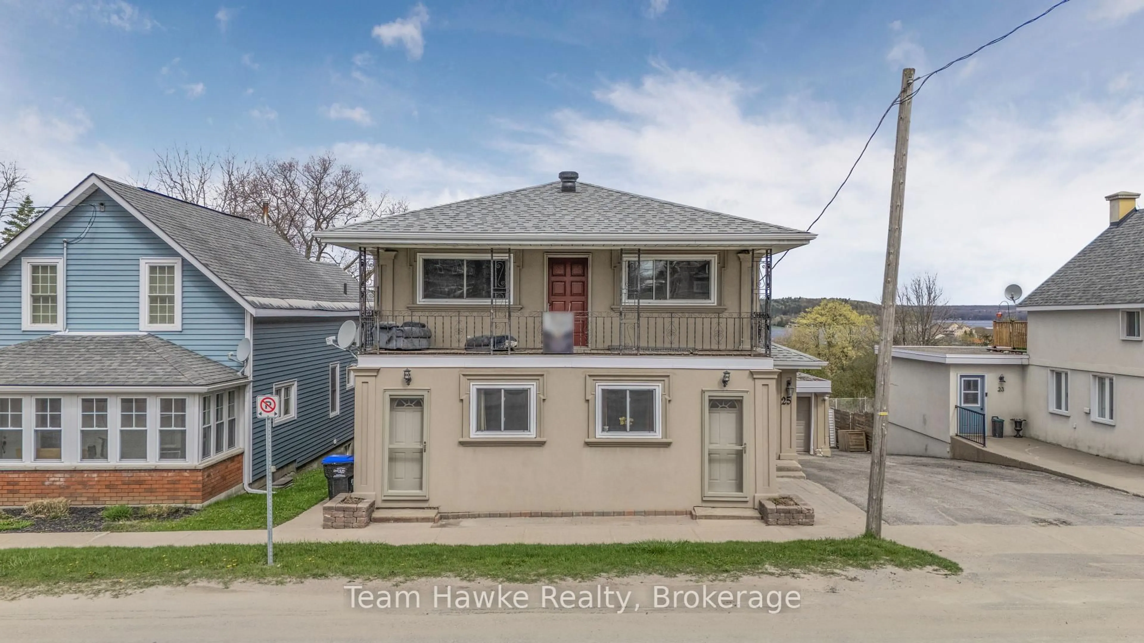 A pic from outside/outdoor area/front of a property/back of a property/a pic from drone, street for 25 Robert St, Penetanguishene Ontario L9M 1N5