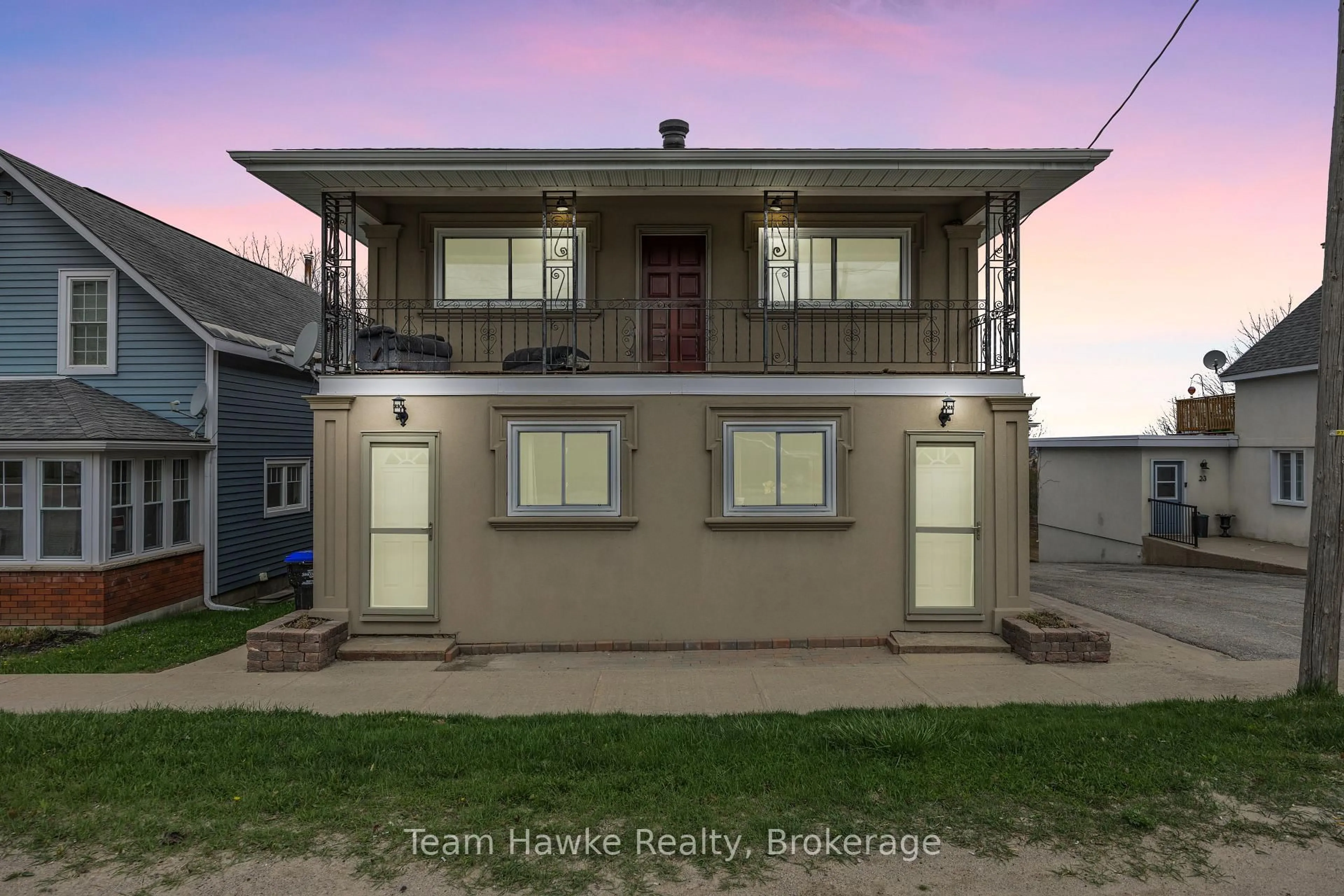 A pic from outside/outdoor area/front of a property/back of a property/a pic from drone, building for 25 Robert St, Penetanguishene Ontario L9M 1N5