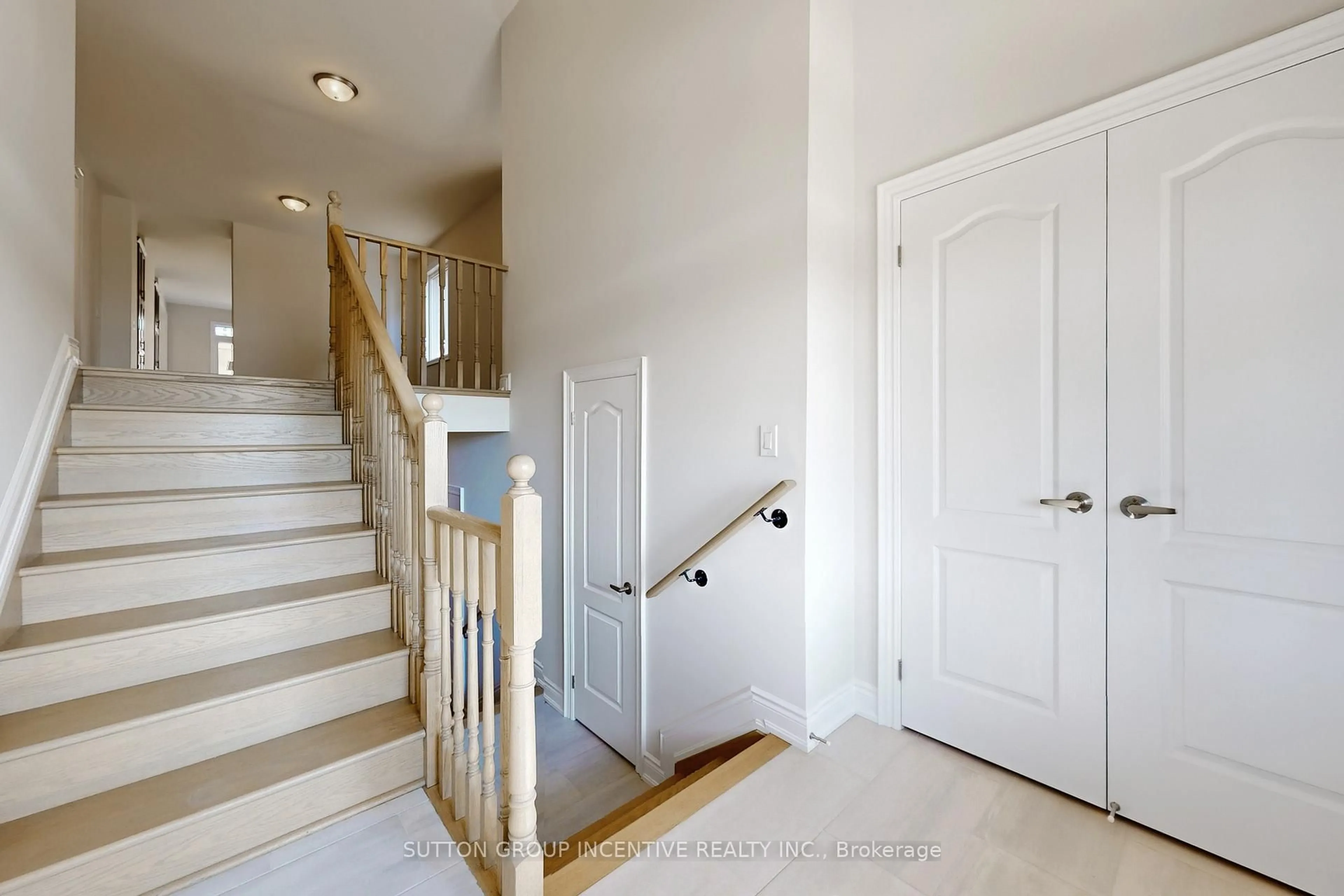 Indoor entryway for 2968 Monarch Dr, Orillia Ontario L3V 8M8