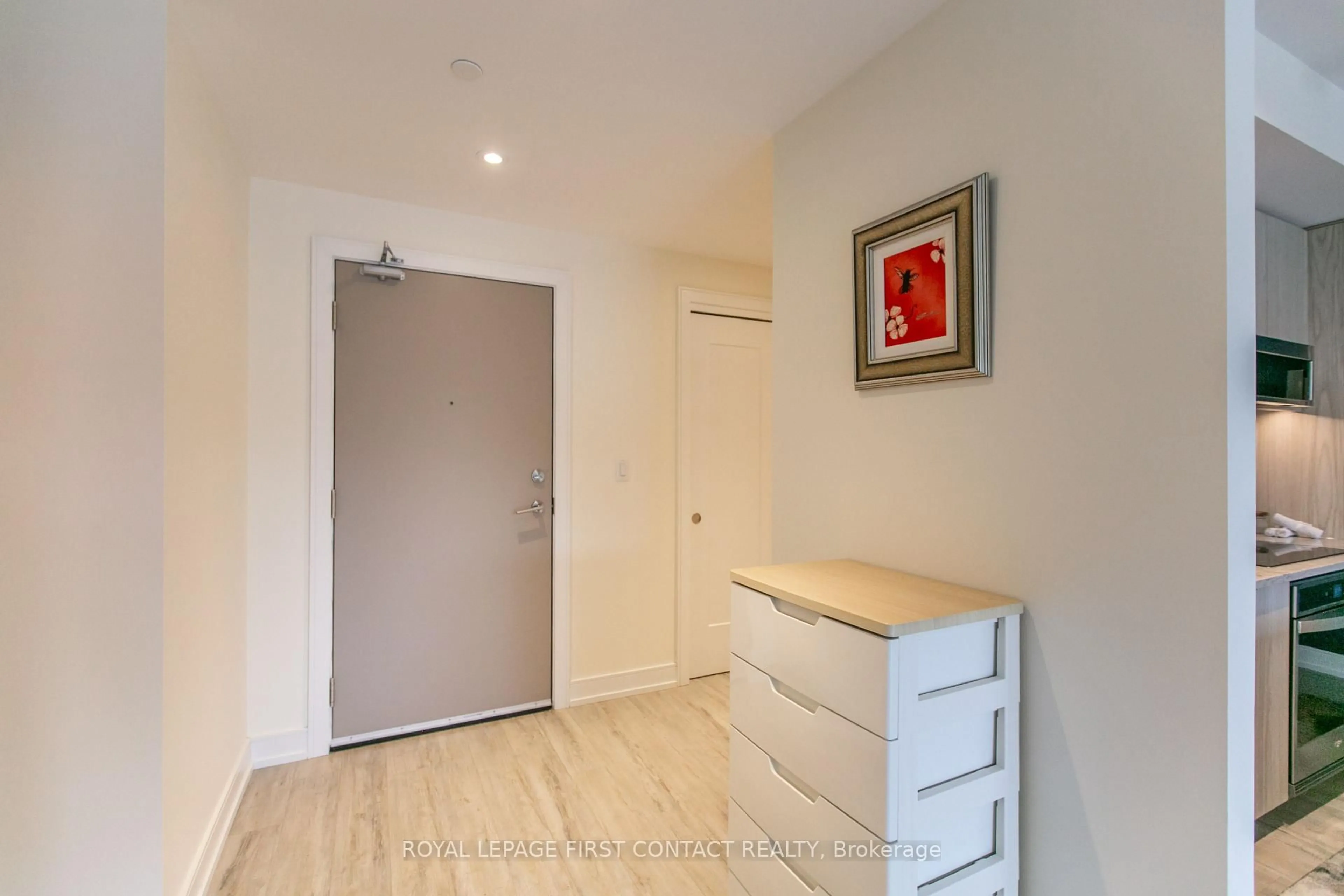 Indoor entryway for 185 Dunlop St #421, Barrie Ontario L4M 1B2