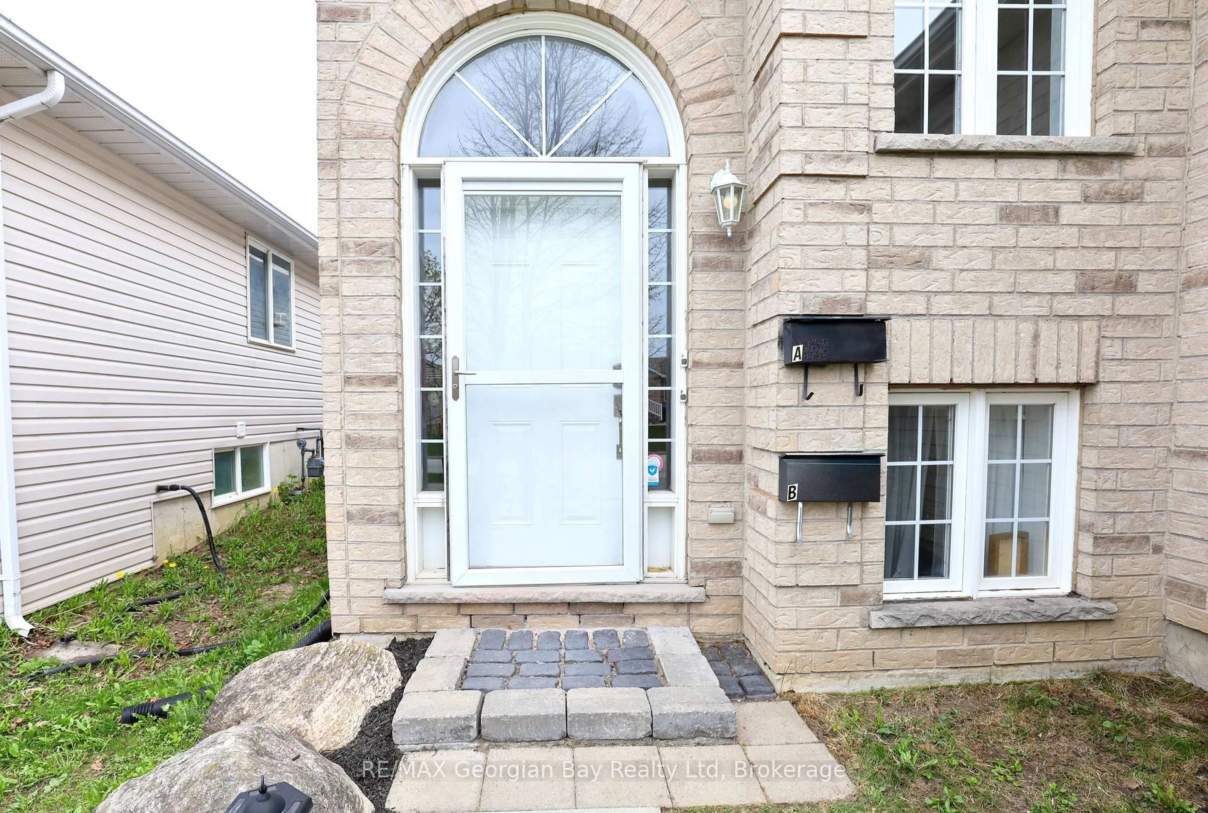 Unknown for 415 Irwin St, Midland Ontario L4R 2V6