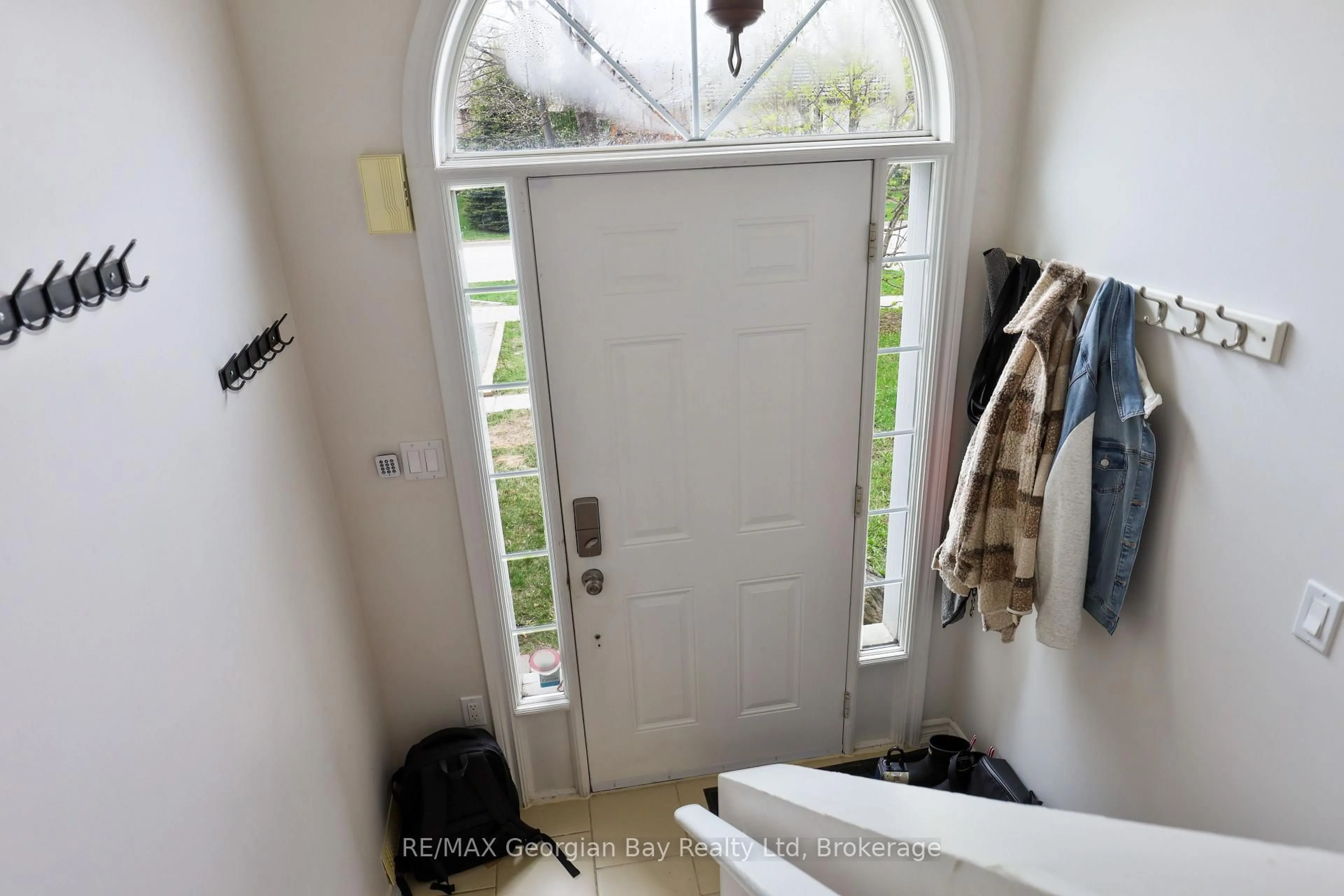 Indoor entryway for 415 Irwin St, Midland Ontario L4R 2V6