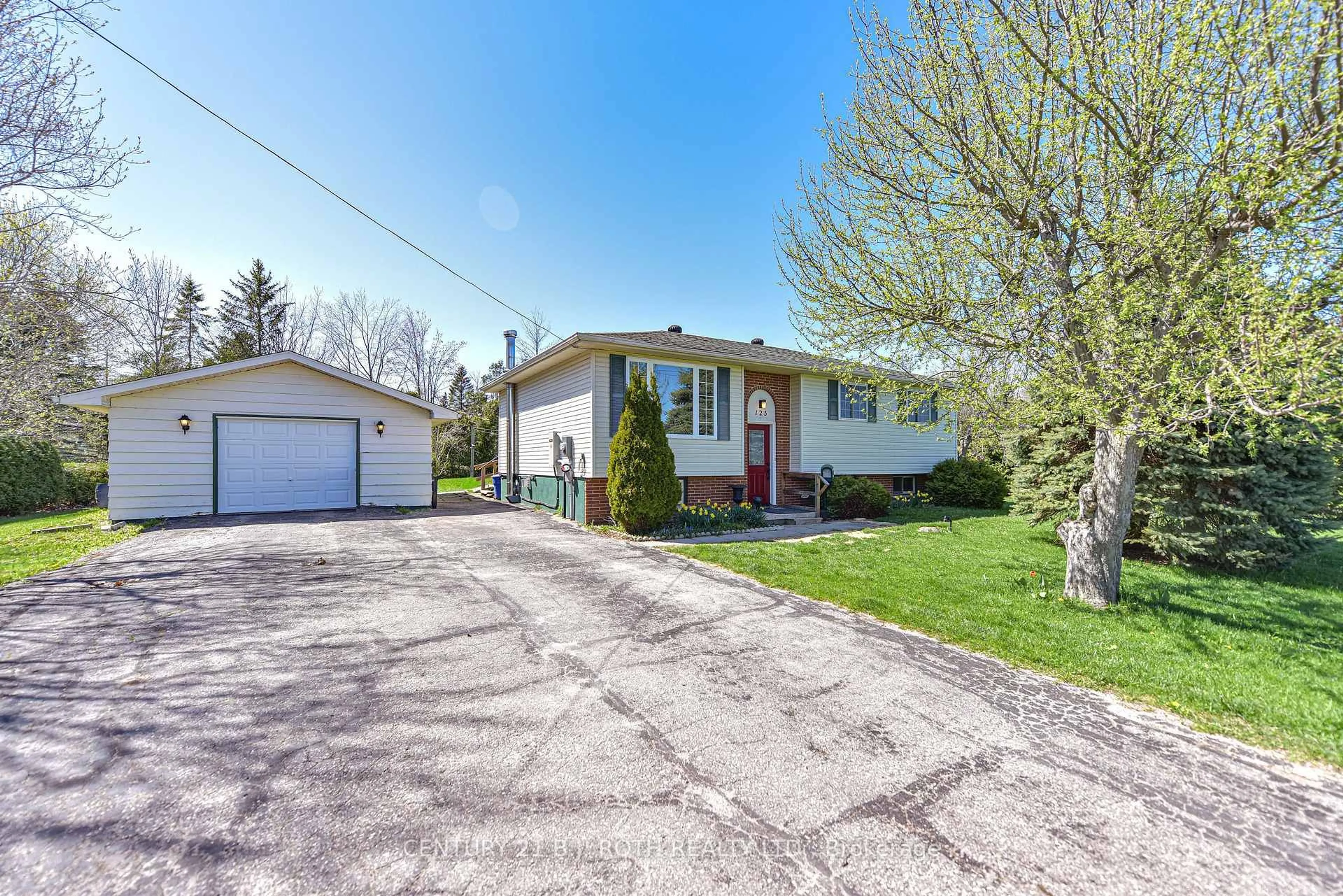 A pic from outside/outdoor area/front of a property/back of a property/a pic from drone, street for 123 Wellington St, Ramara Ontario L3V 3C3