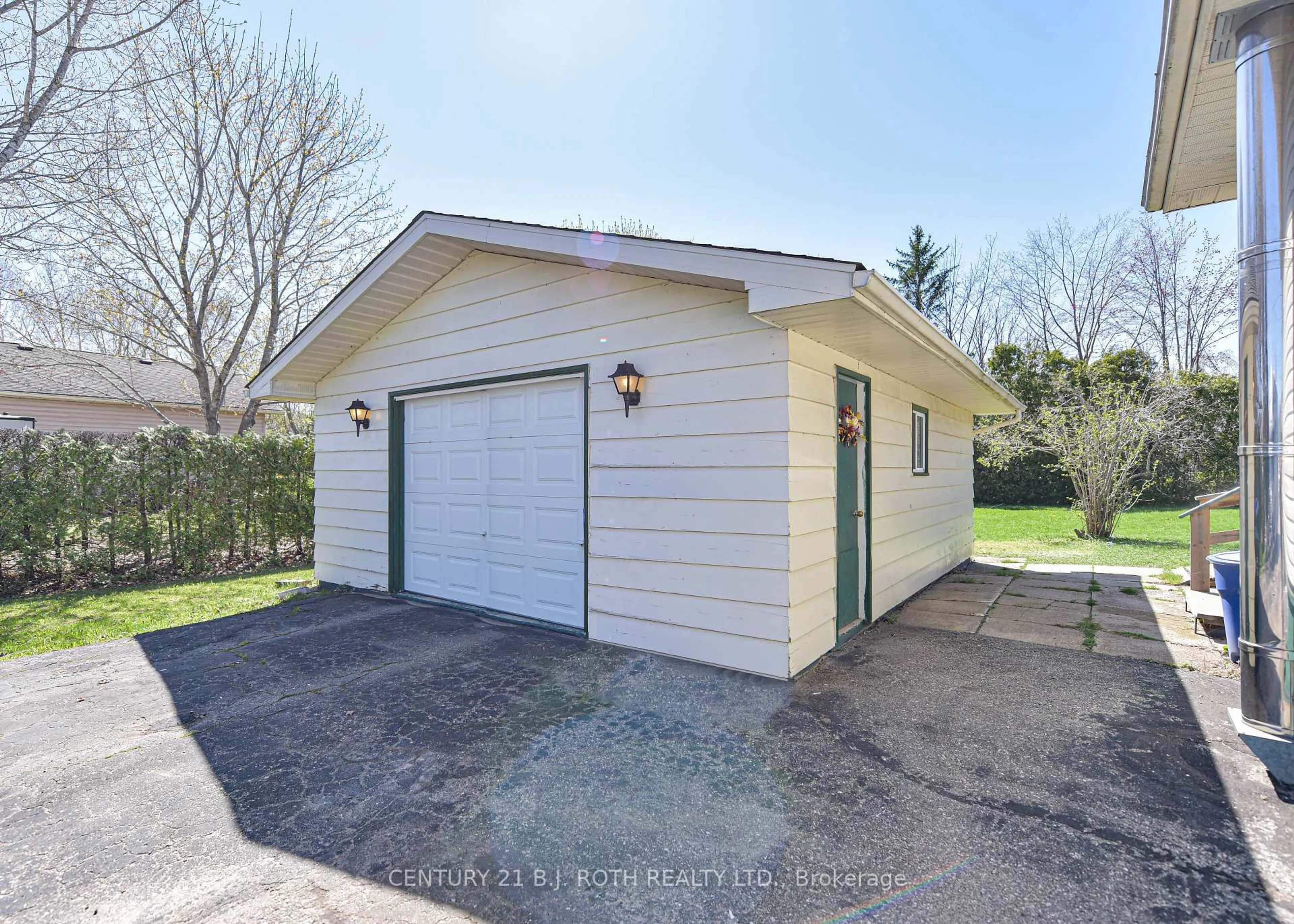 Indoor garage for 123 Wellington St, Ramara Ontario L3V 3C3