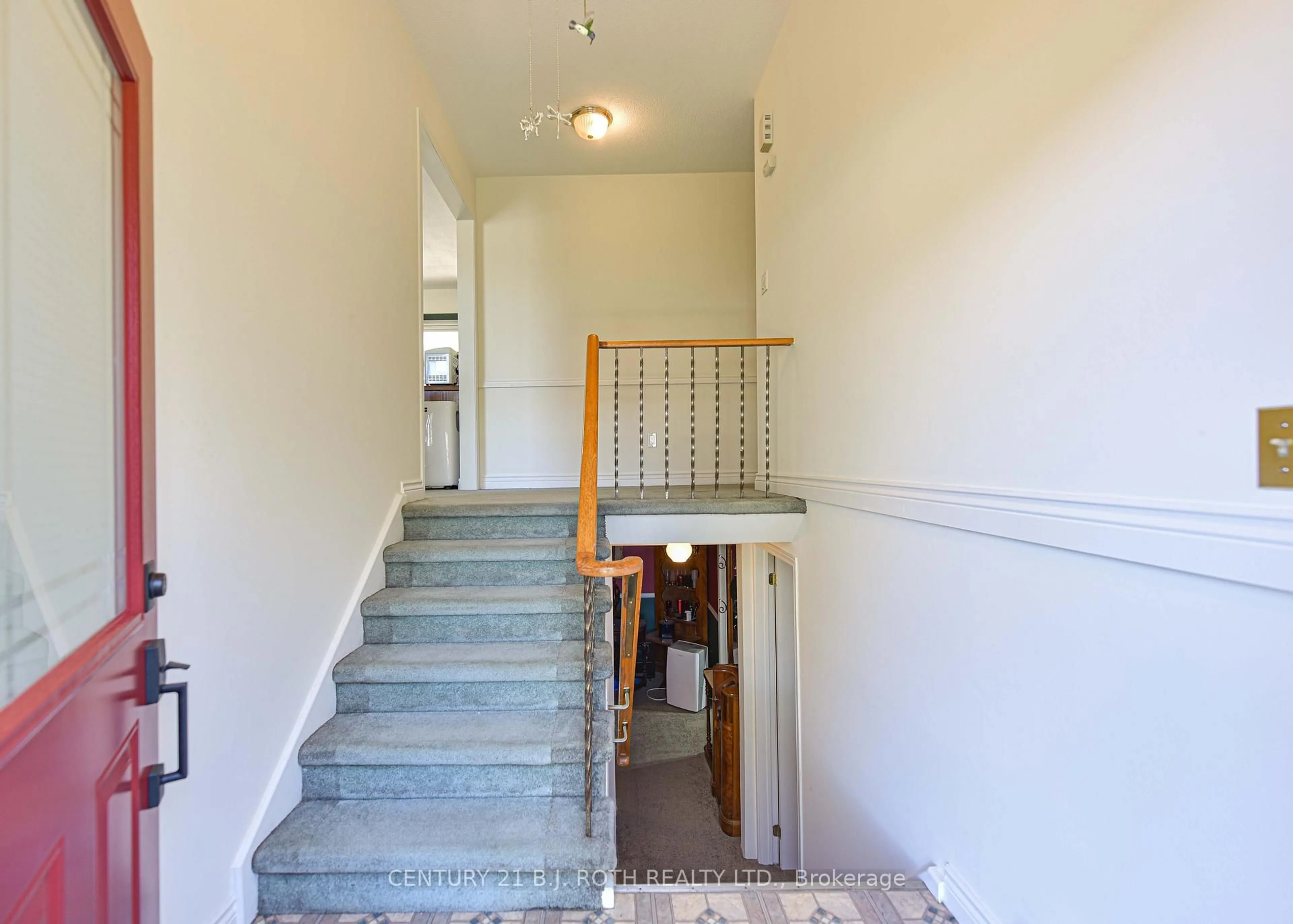 Indoor foyer for 123 Wellington St, Ramara Ontario L3V 3C3