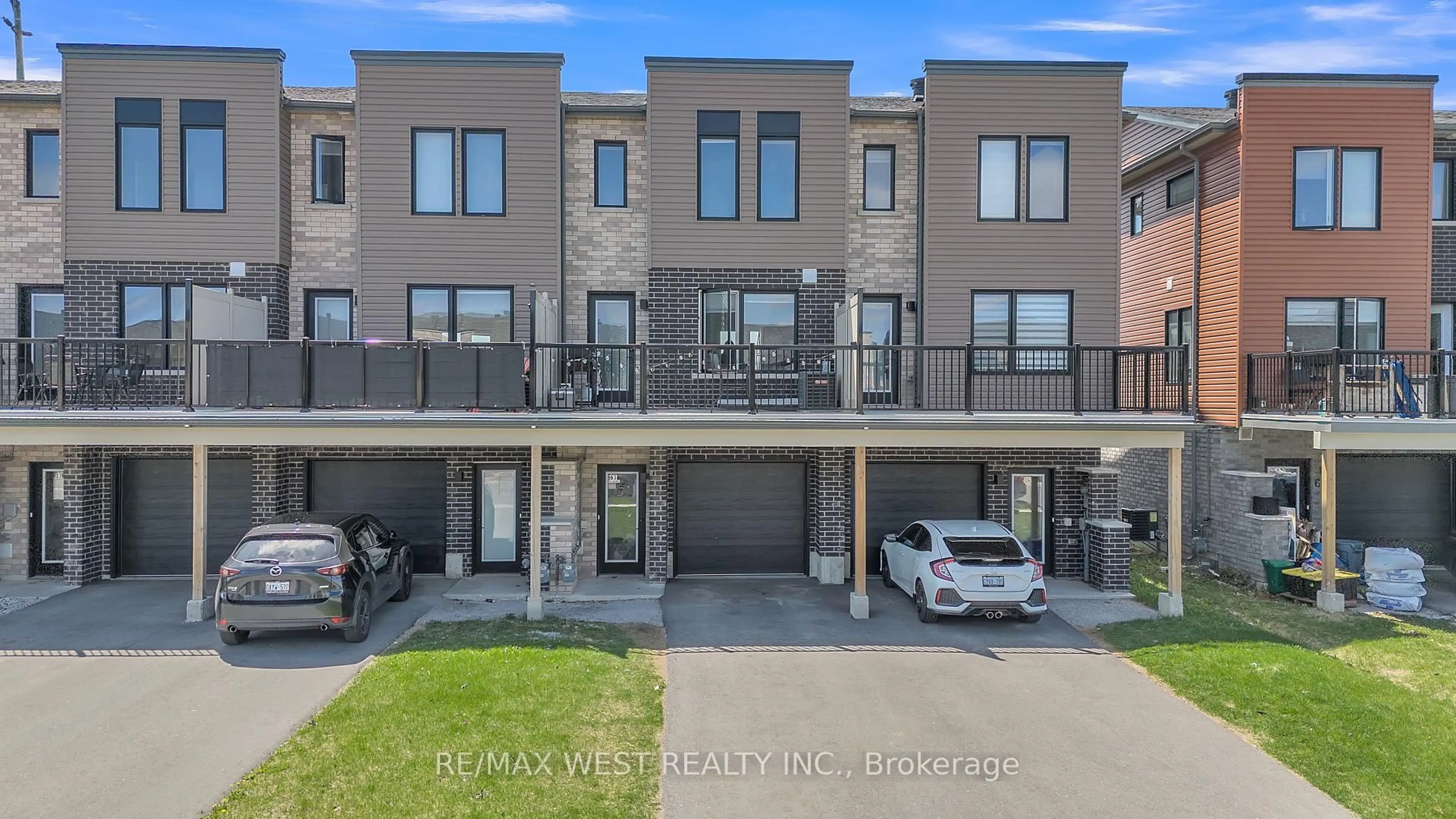 A pic from outside/outdoor area/front of a property/back of a property/a pic from drone, unknown for 61 Fairlane Ave, Barrie Ontario L9J 0N1