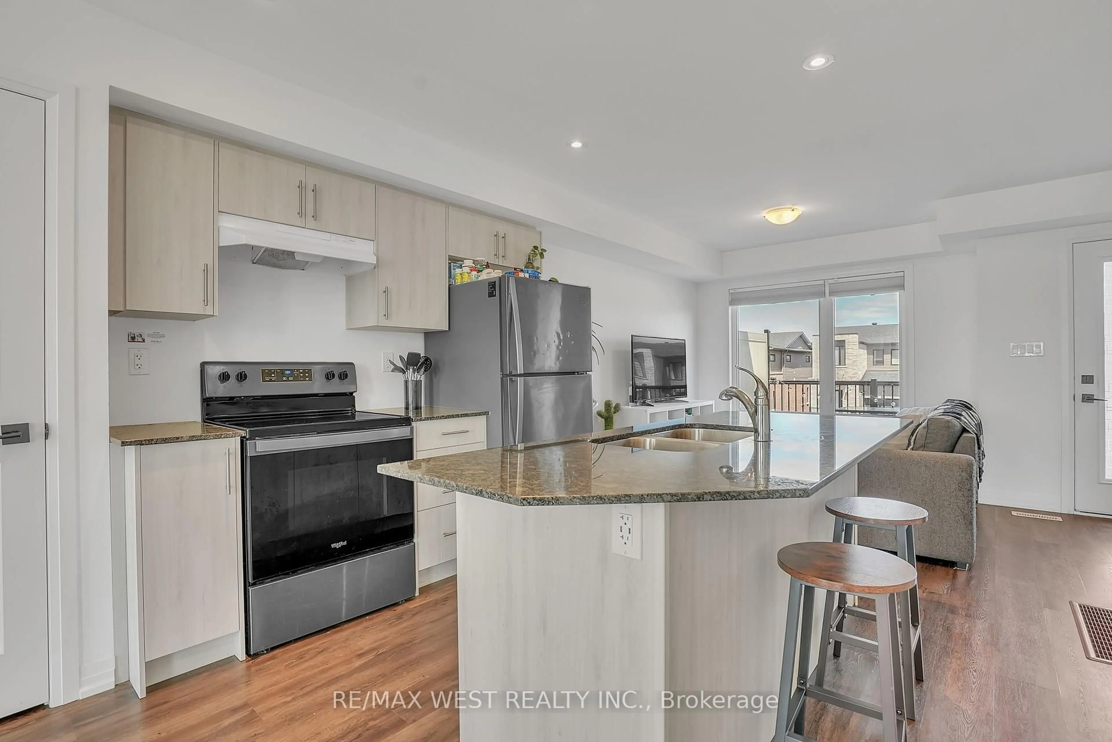 Open concept kitchen, wood/laminate floor for 61 Fairlane Ave, Barrie Ontario L9J 0N1